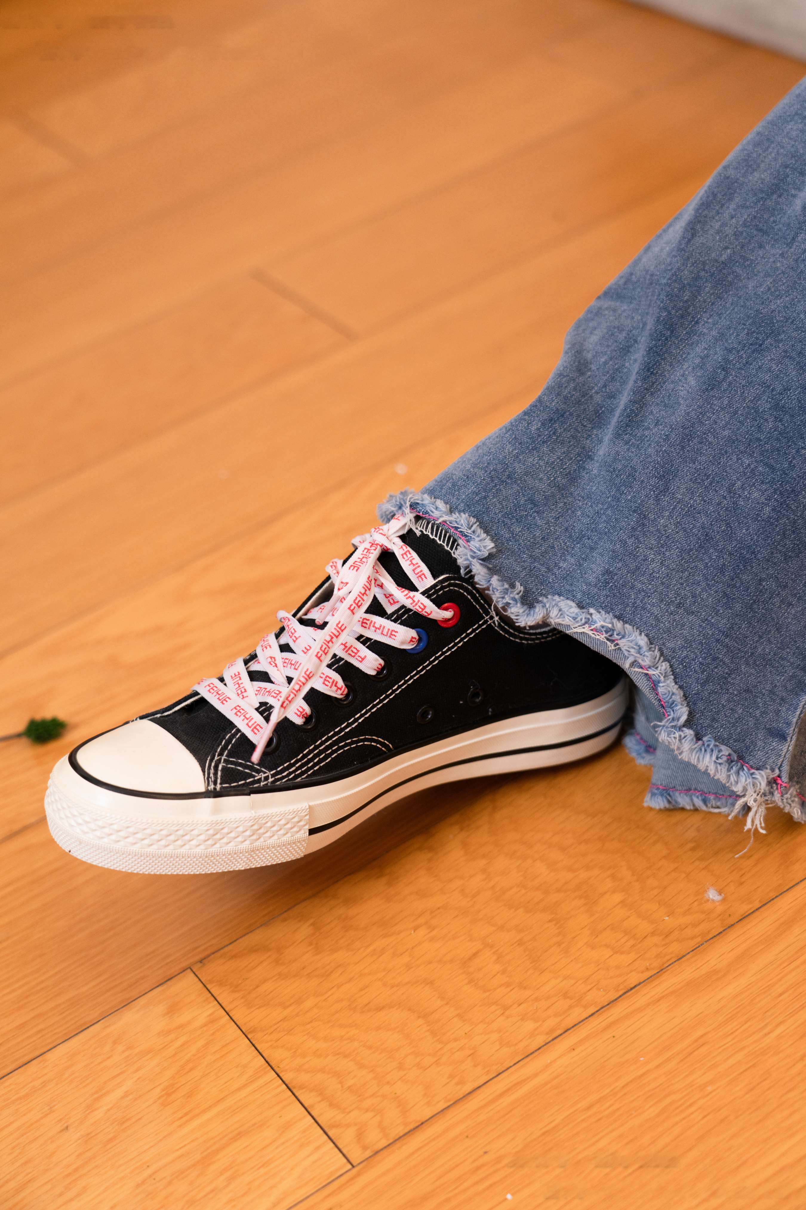 《齐齐-帆布鞋、裤里丝》作品图