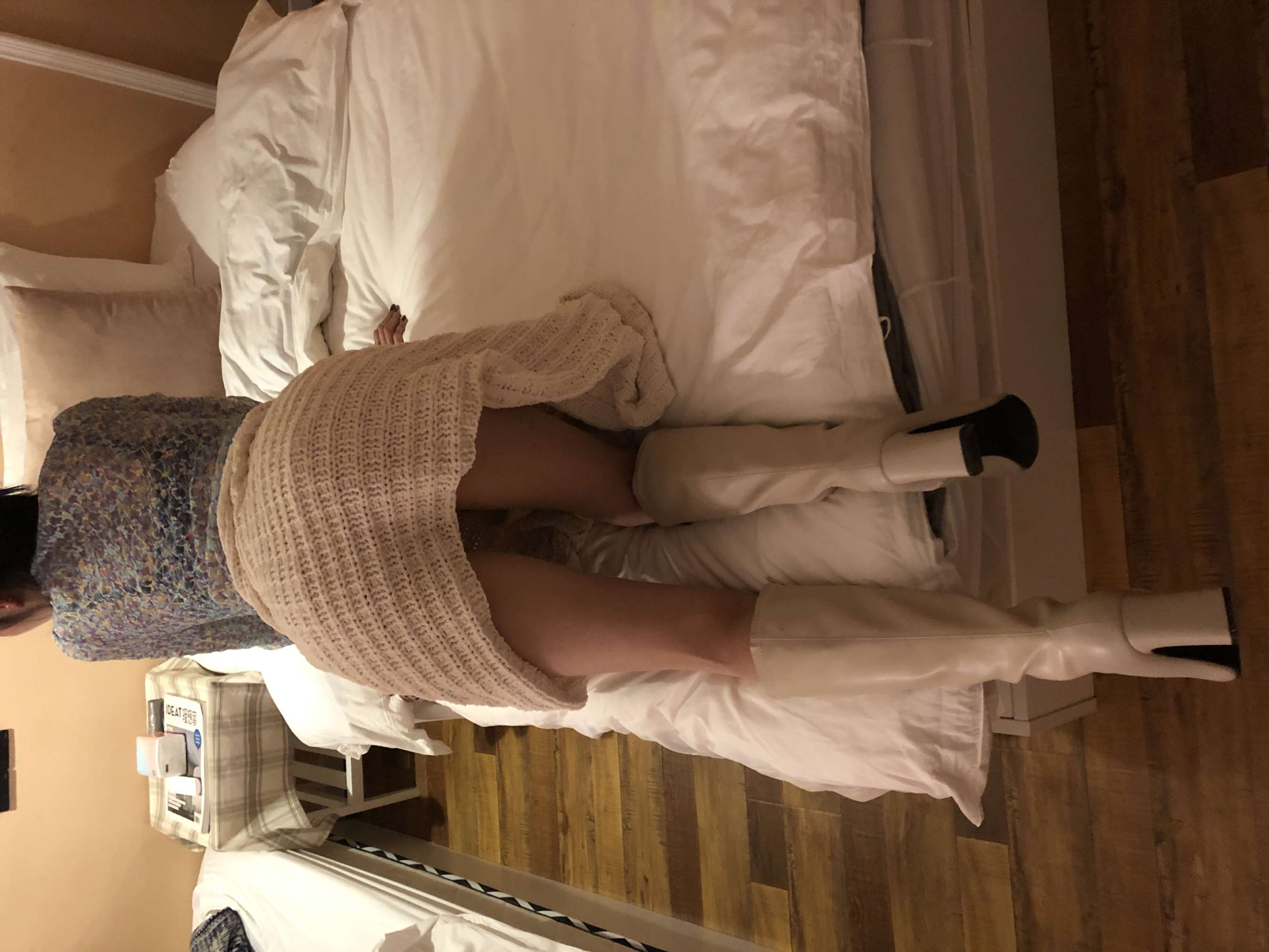 《约白袜裸足毛衣女神》作品图