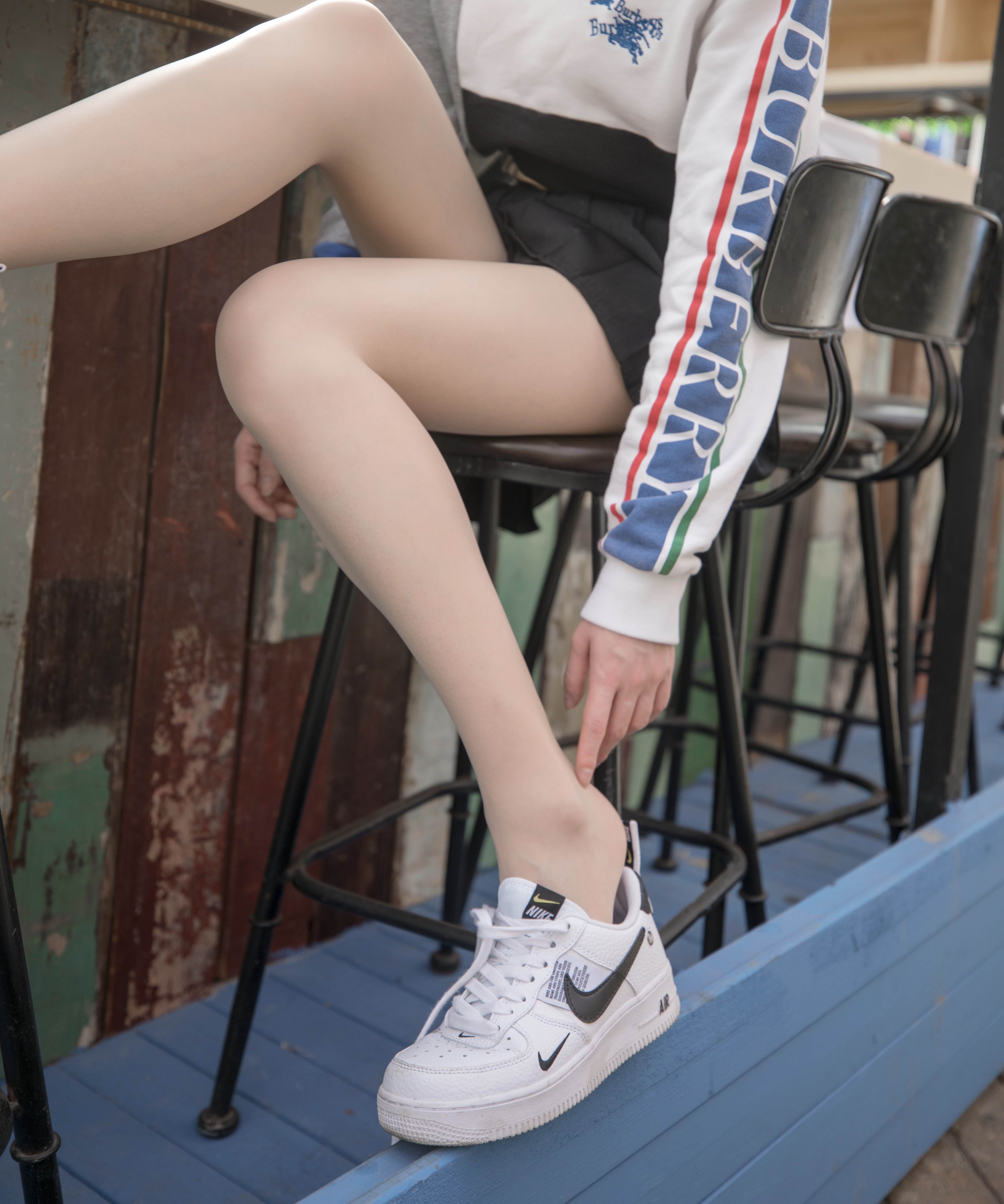 《街拍板鞋の丝脚丫【花絮1个网盘下载】》作品图