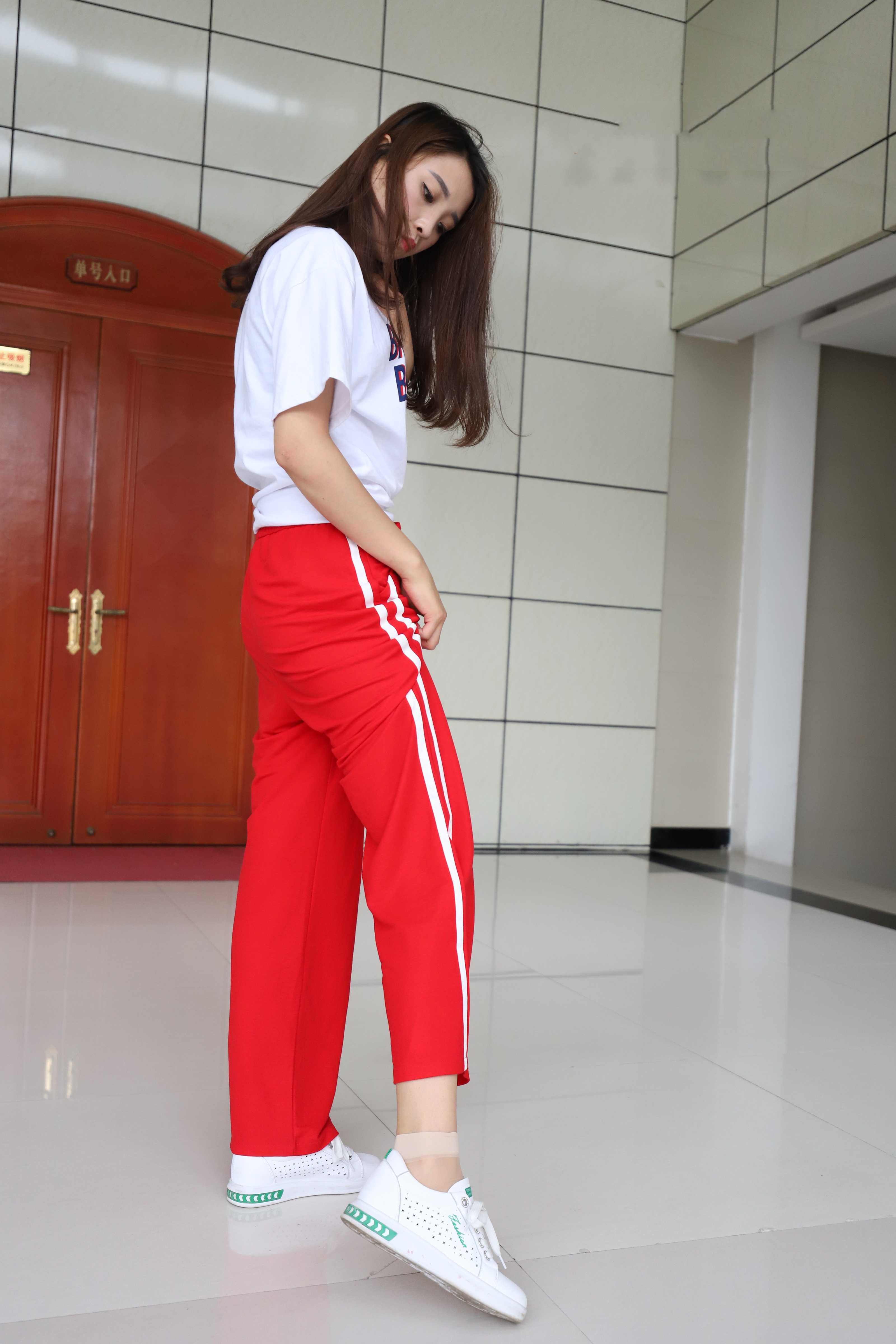 《学妹红裤肉丝袜の裸足脚丫+视频一部》作品图