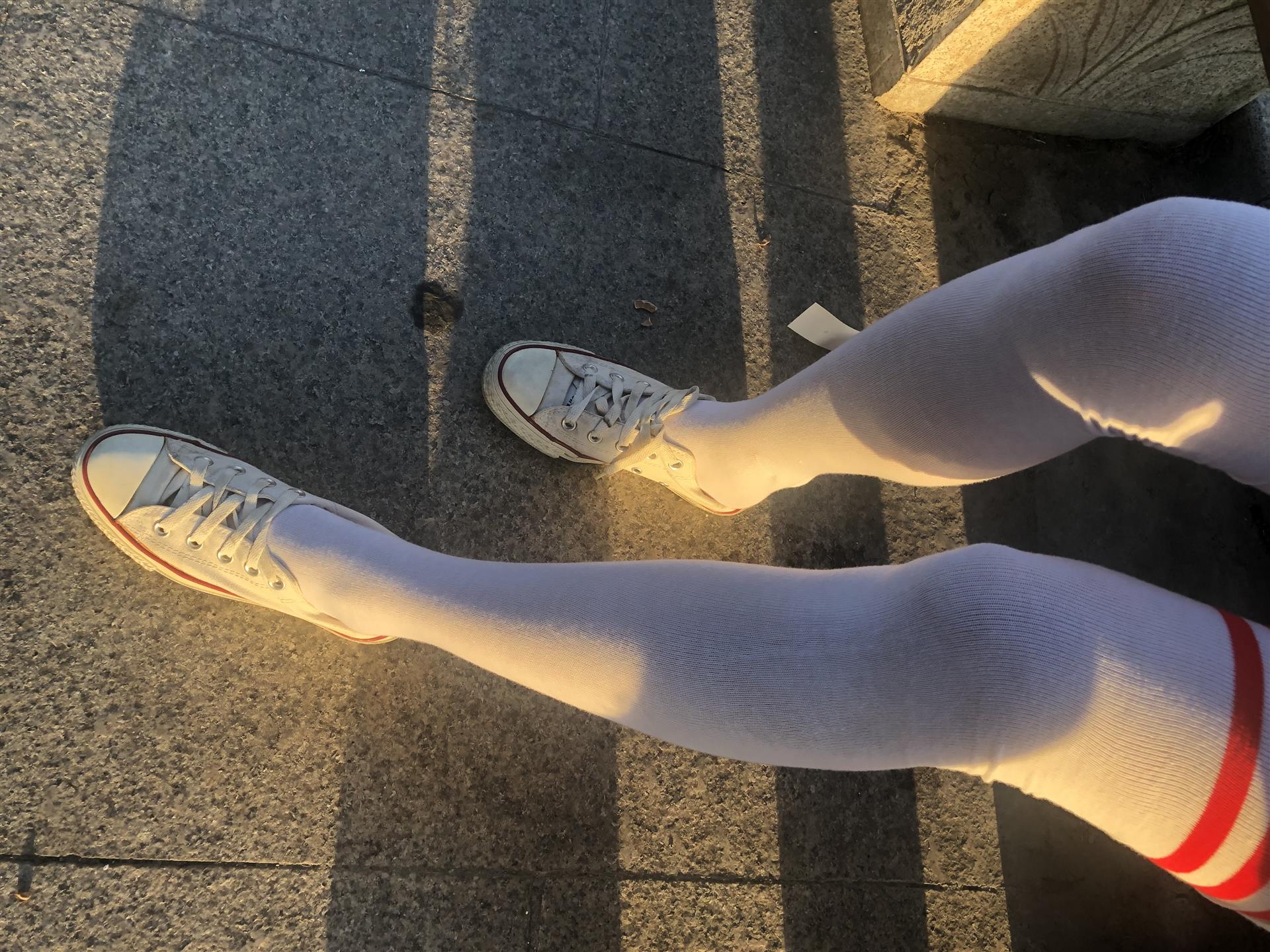 《学姐帆布鞋の长白袜脚丫+3个视频》作品图