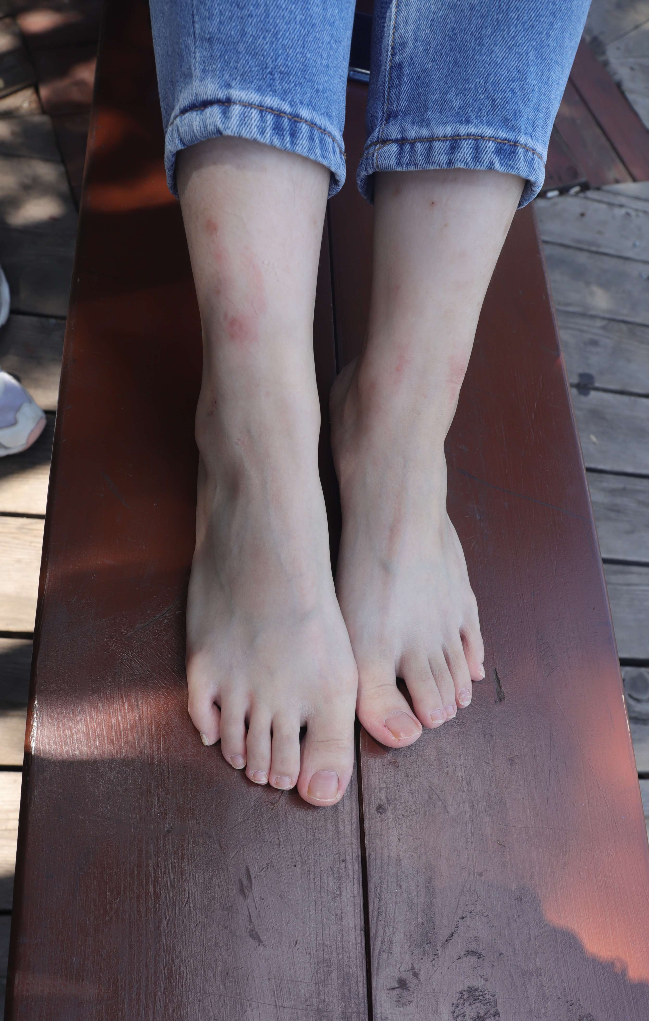 《小芳同学的雪白玉足》作品图