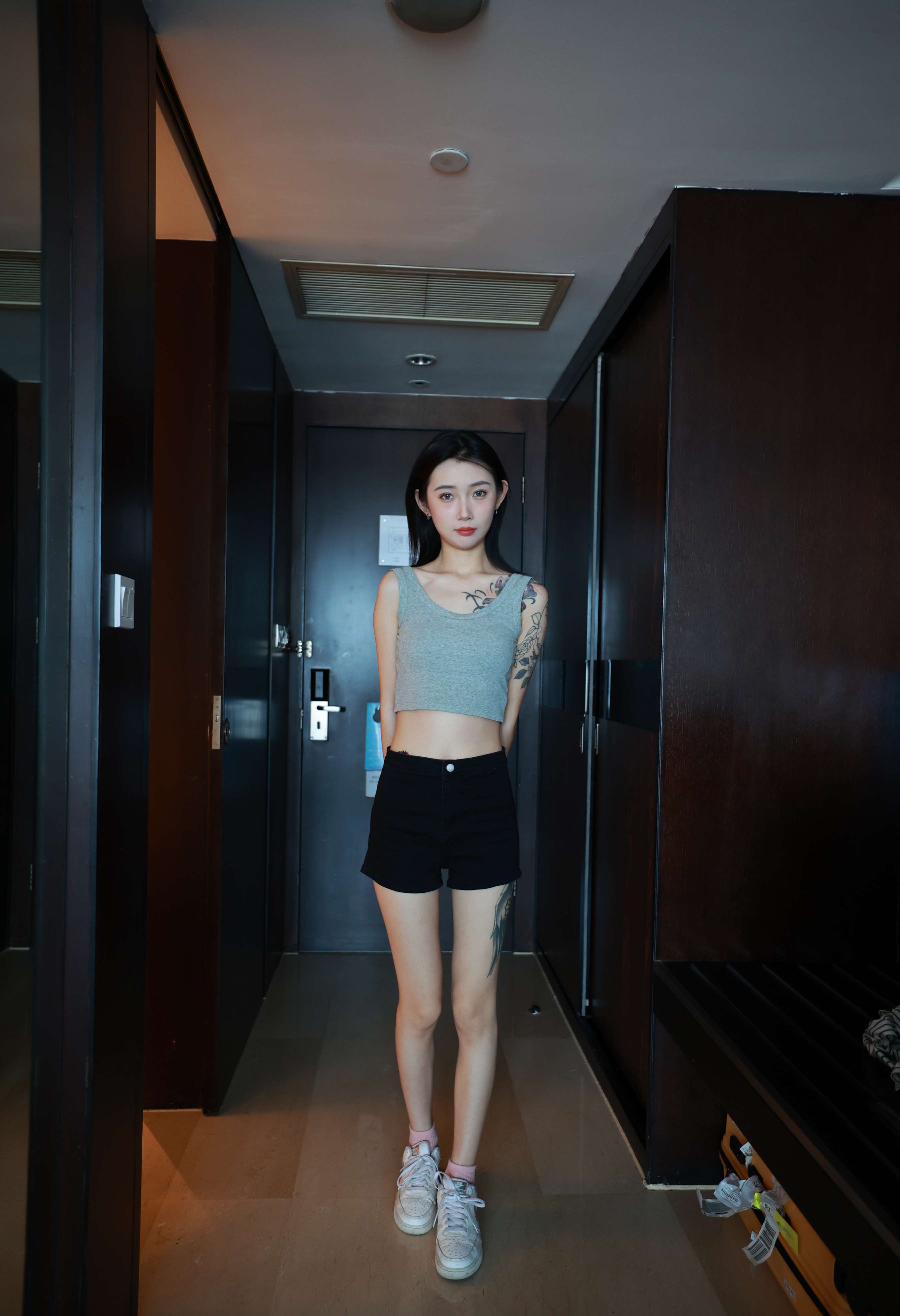 《纹身女念念嫩足》作品图