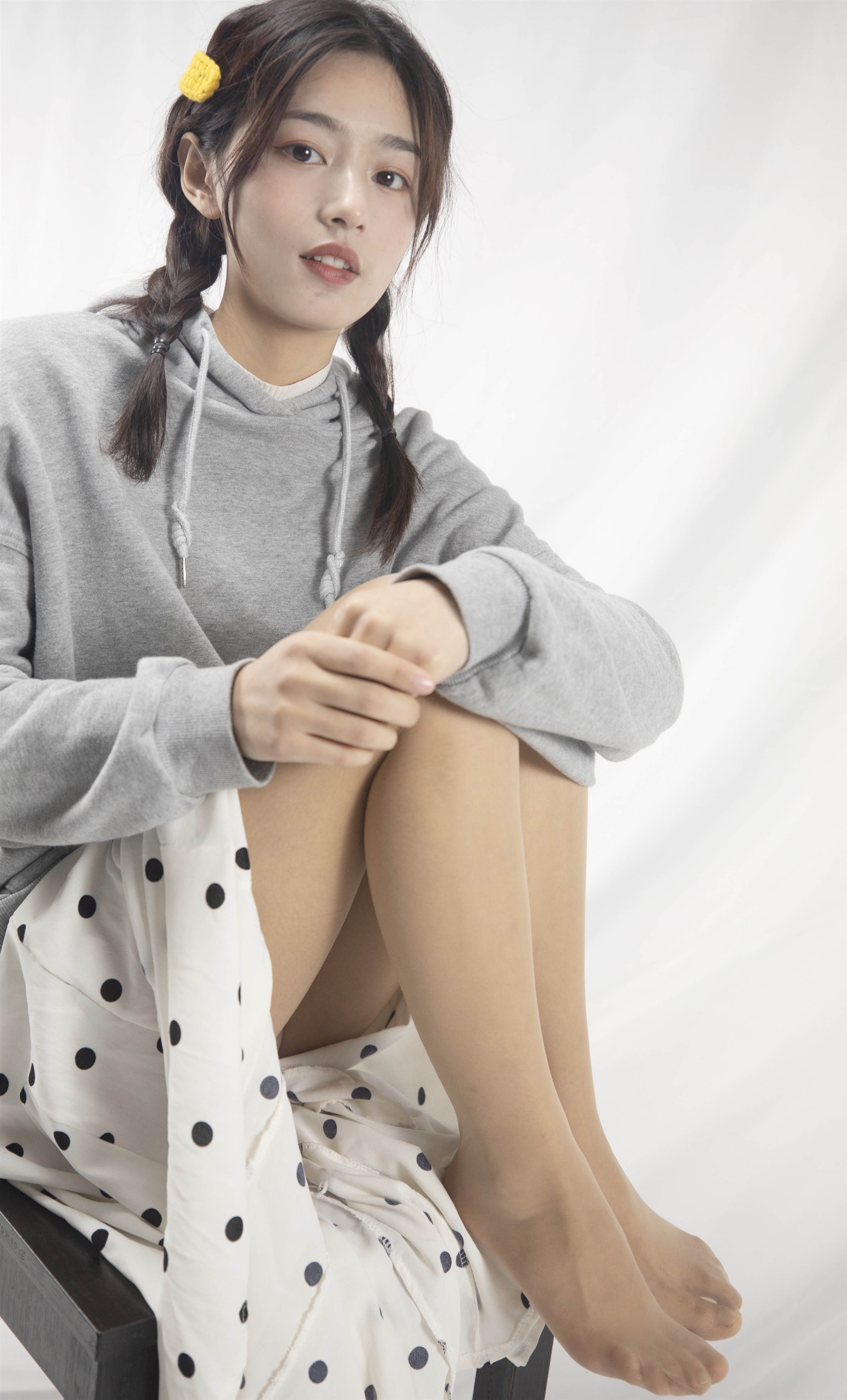 《斑点裙の丝袜脚丫》作品图