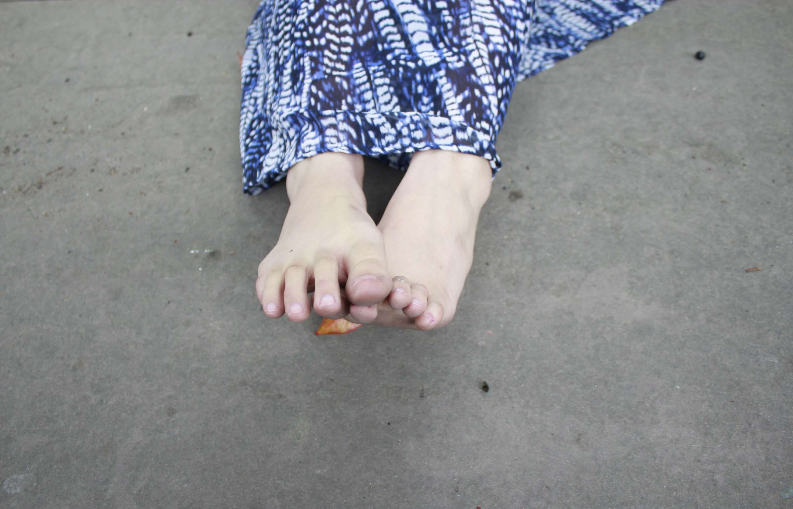 《花裙の嫩足》作品图