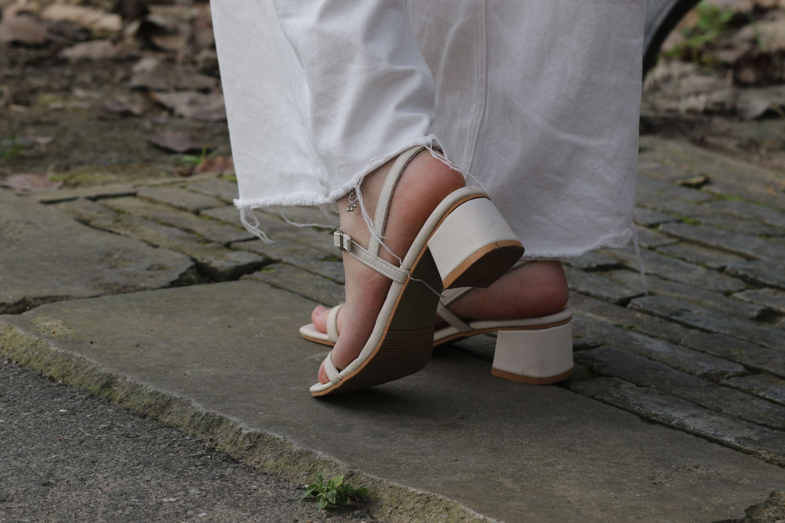 《少女生态公园之一字带秀气凉鞋》作品图