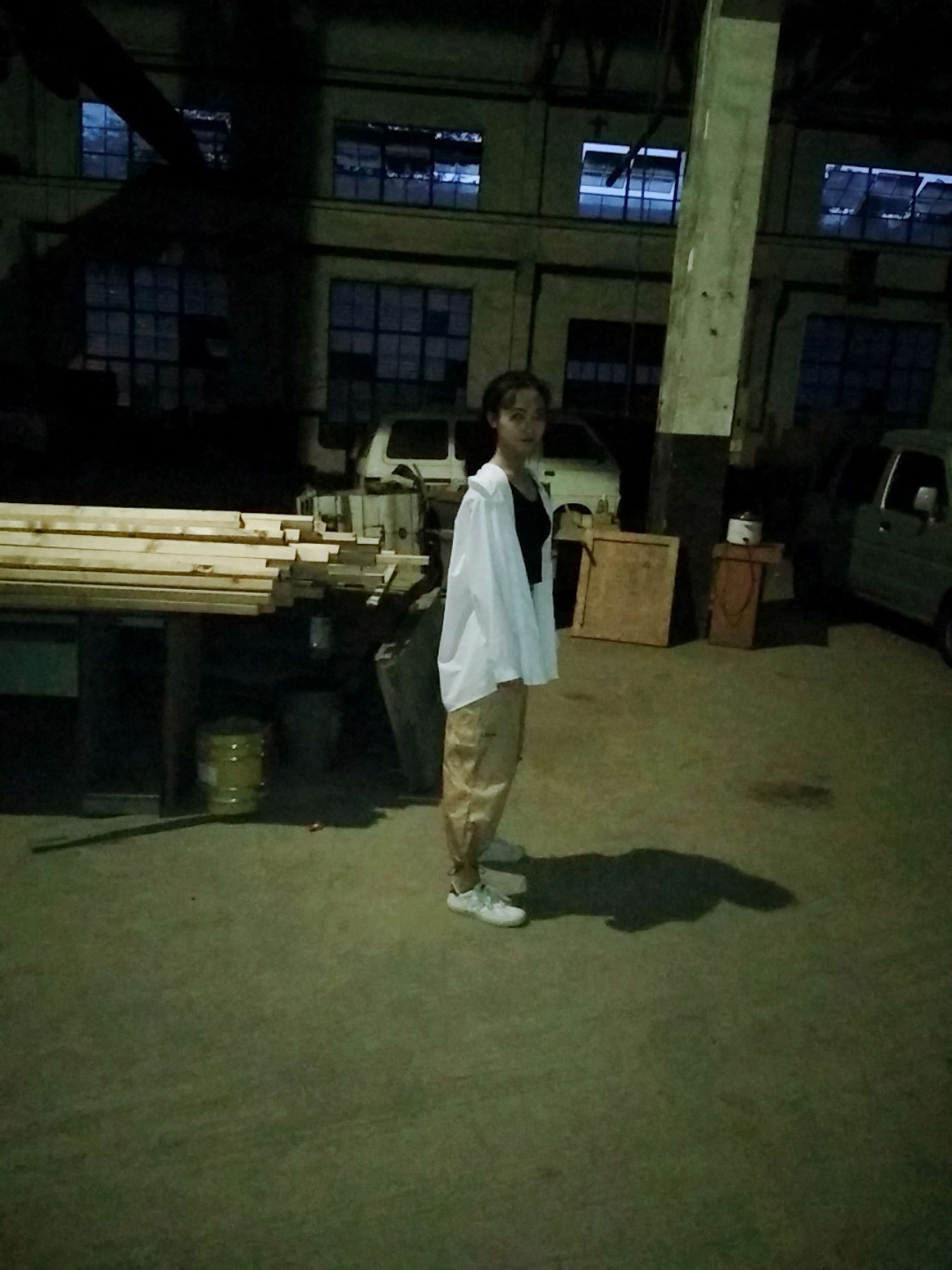 《子瑒-废弃工厂广场赤脚》作品图