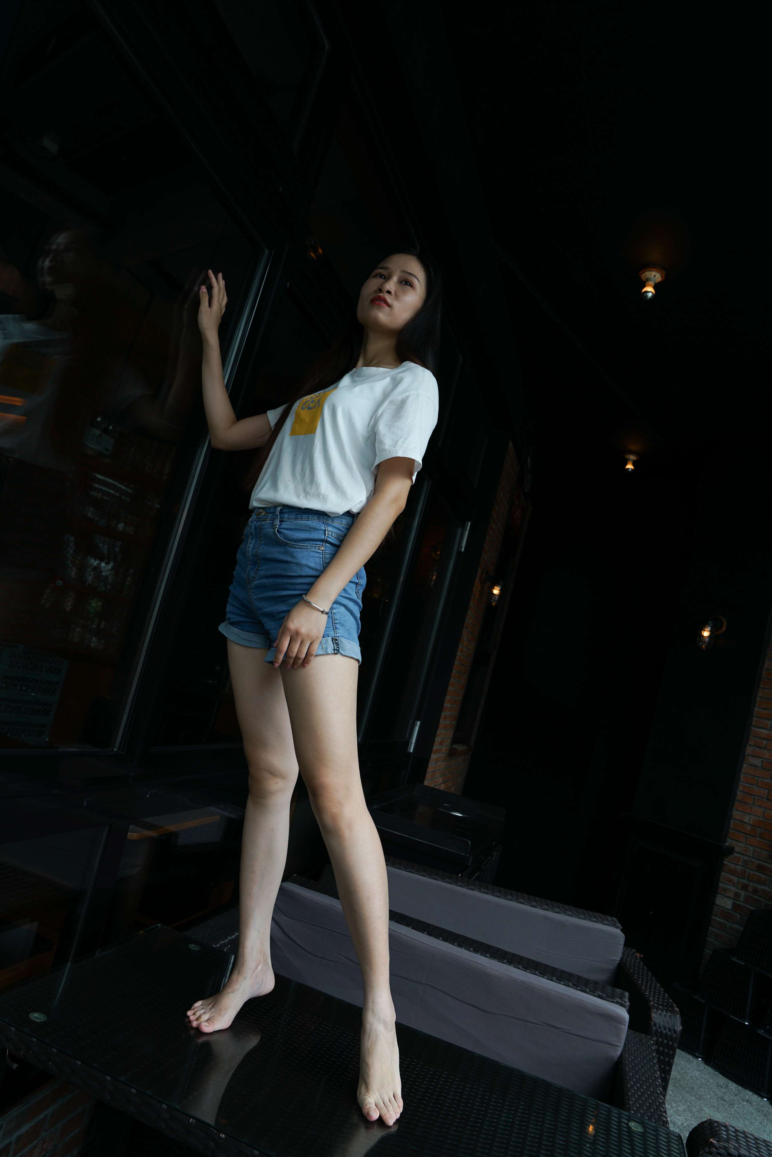 《热裤裸足》作品图