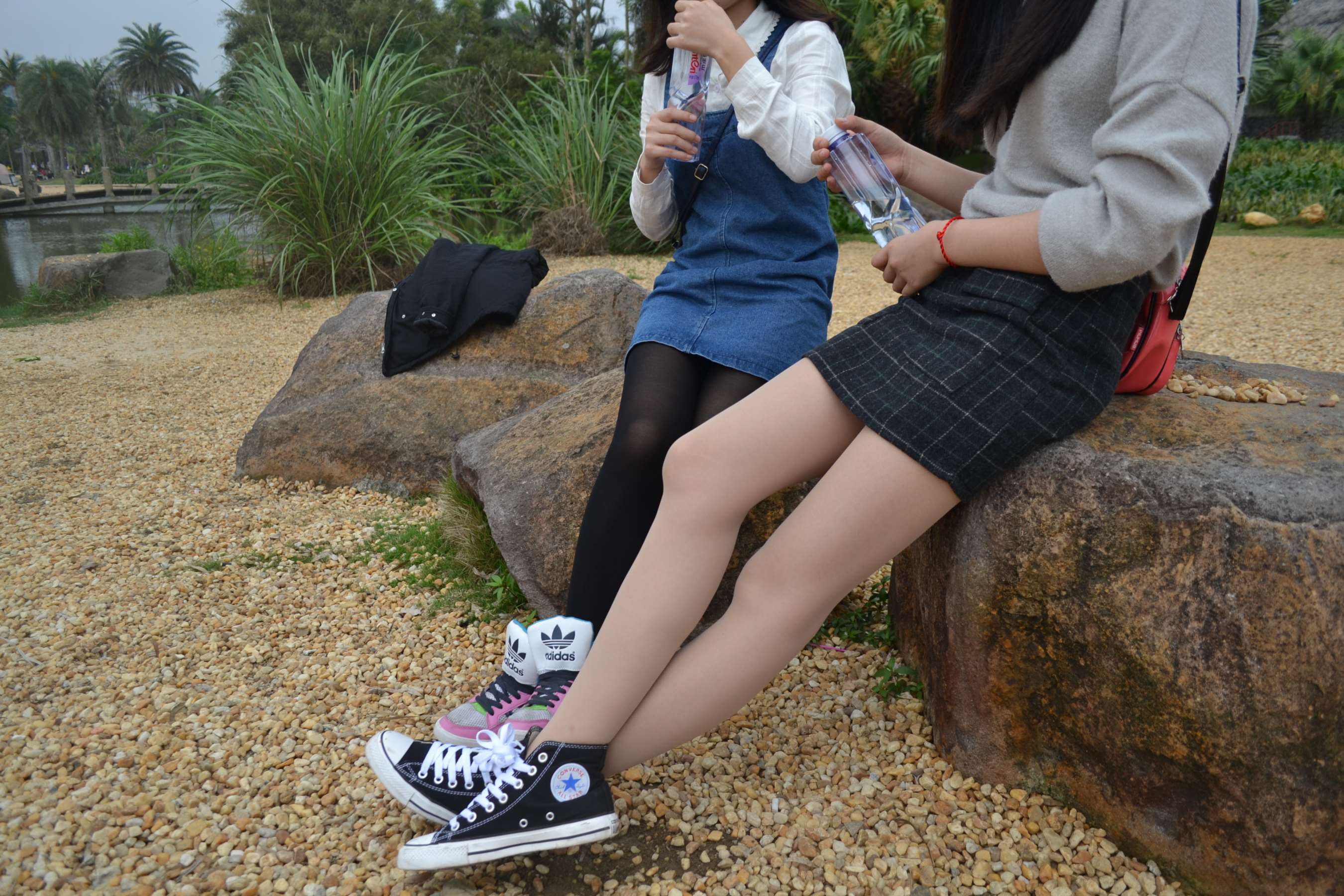 《两学妹公园秀帆布鞋の丝足》作品图