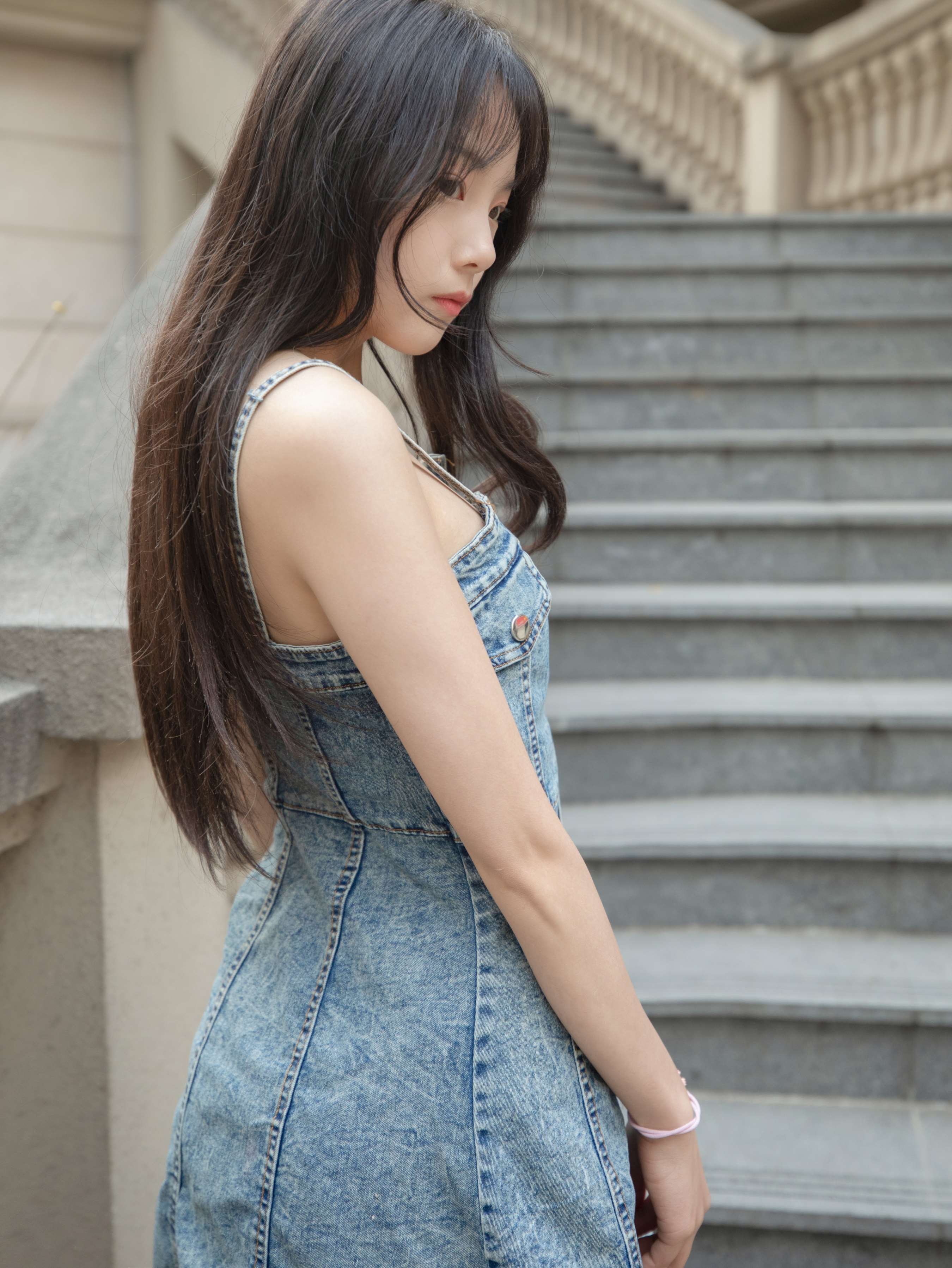 《小师妹牛仔裙の小白鞋》作品图