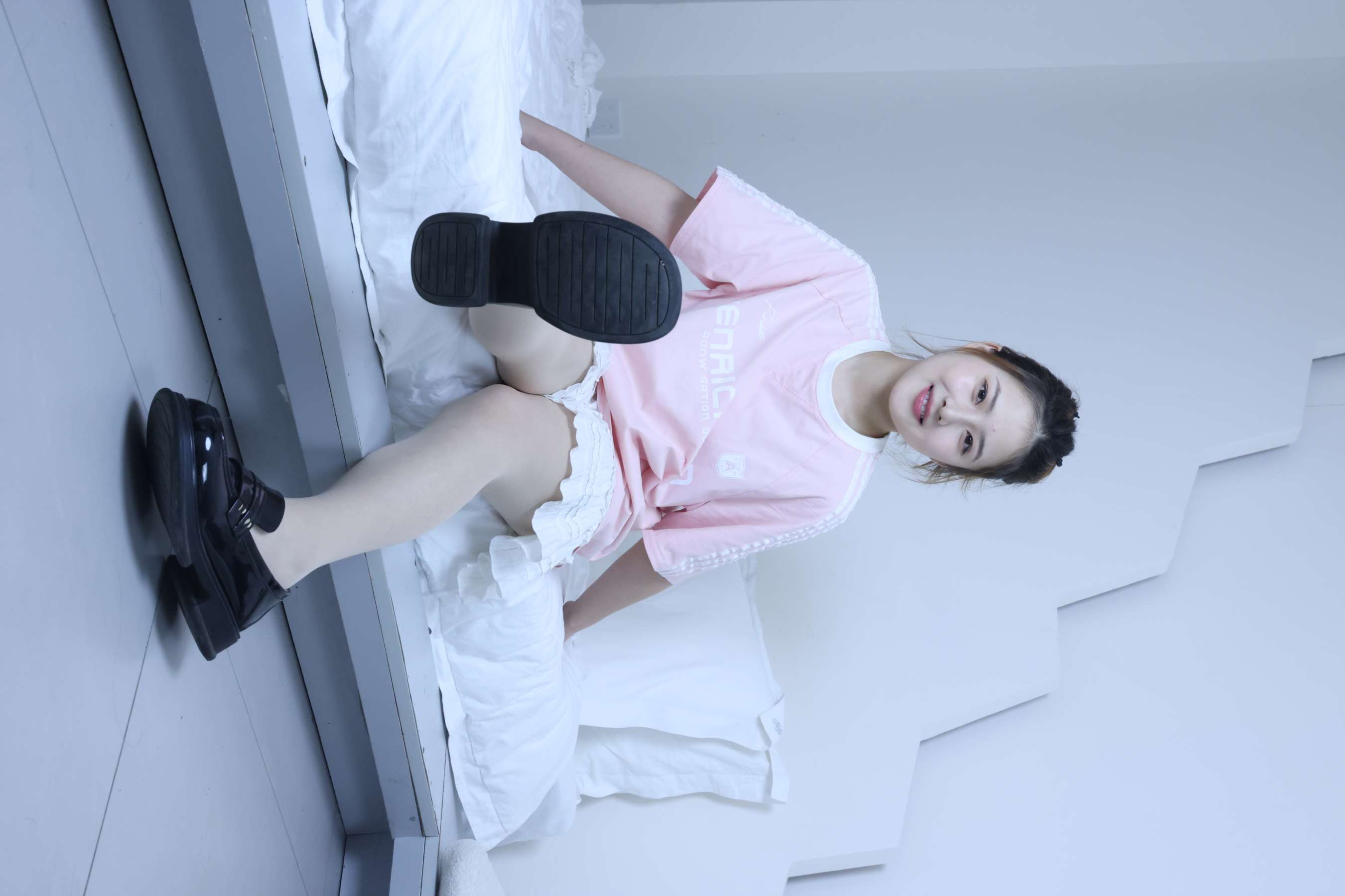 《露露 皮鞋の丝足》作品图