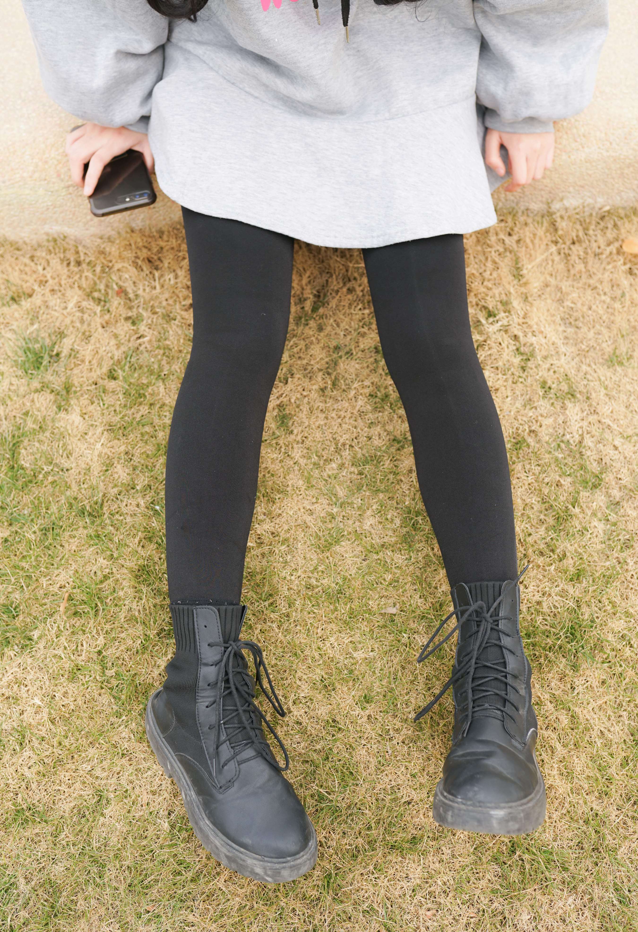 《含含小姐姐~短靴棉袜脚》作品图