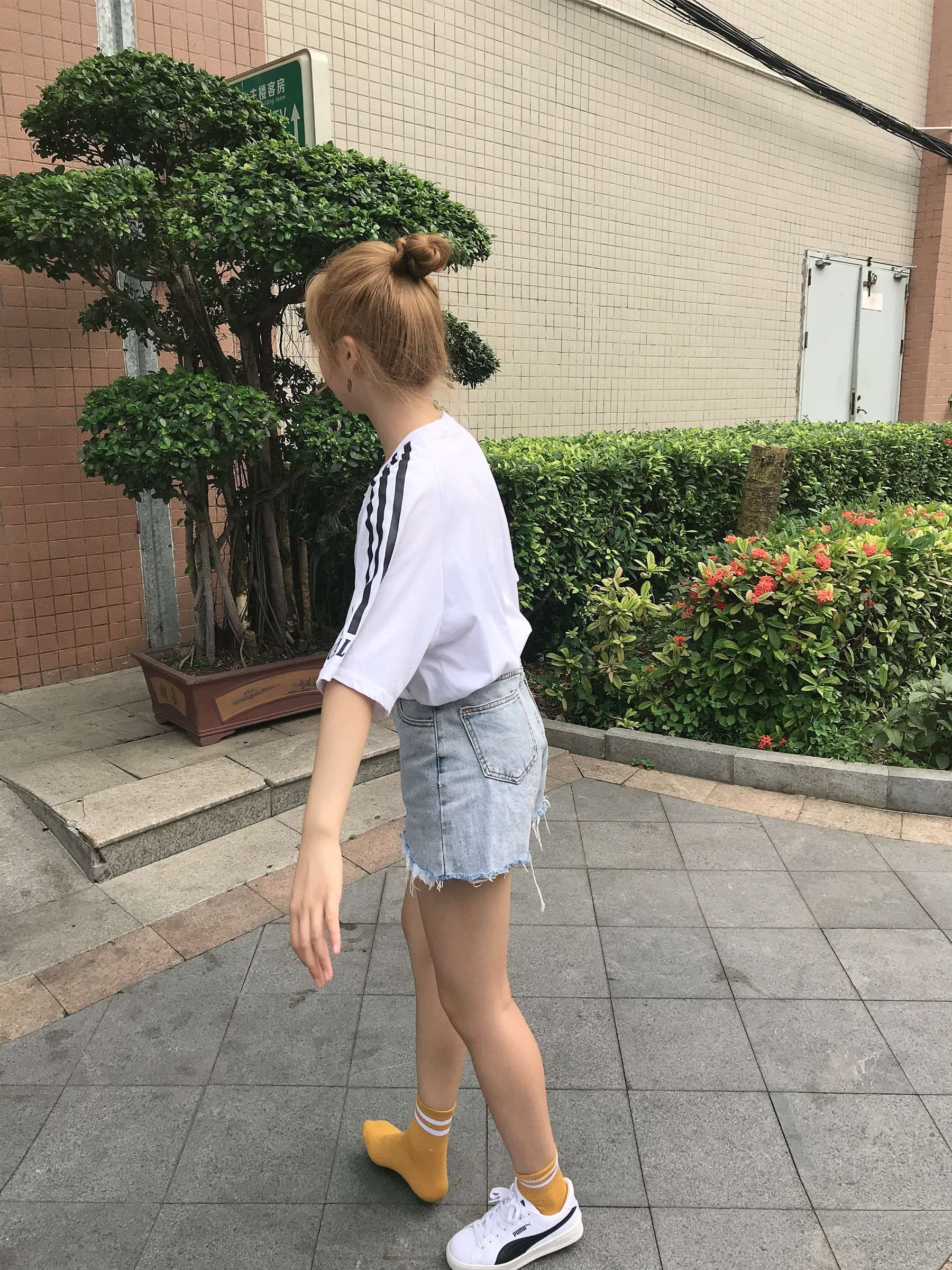 《热裤の板鞋棉袜脚》作品图