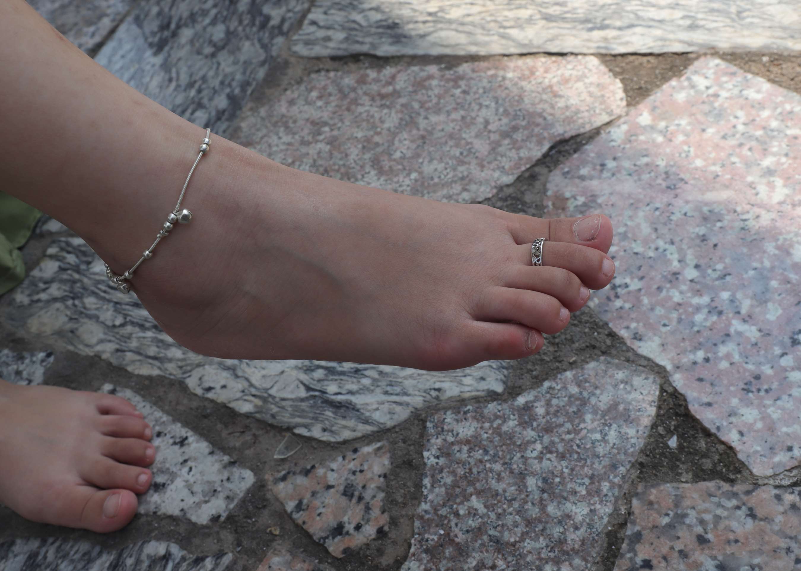 《气质嫣茹在湖中亭秀脚》作品图