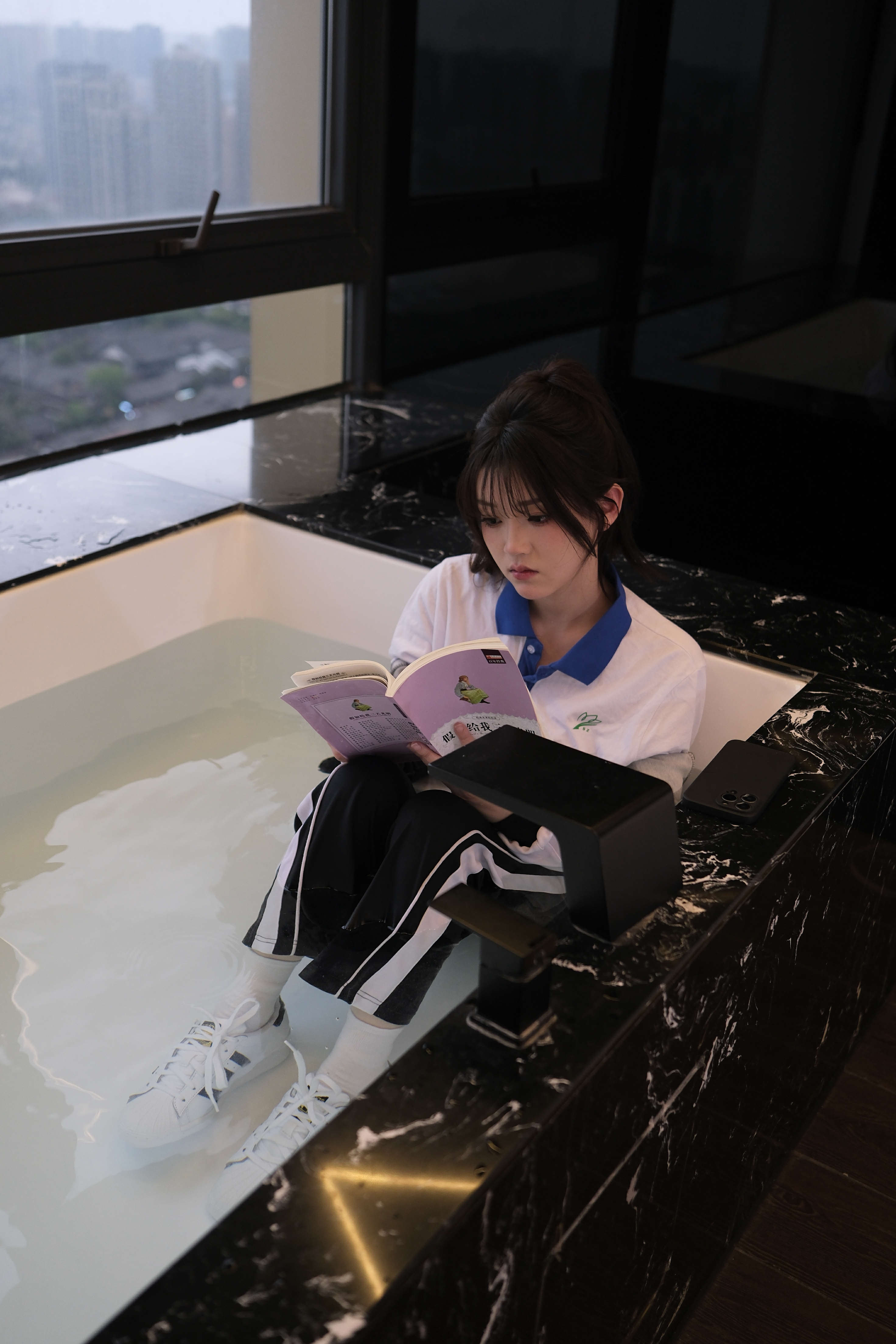 《水淼深圳校服贝壳鞋泡水》作品图