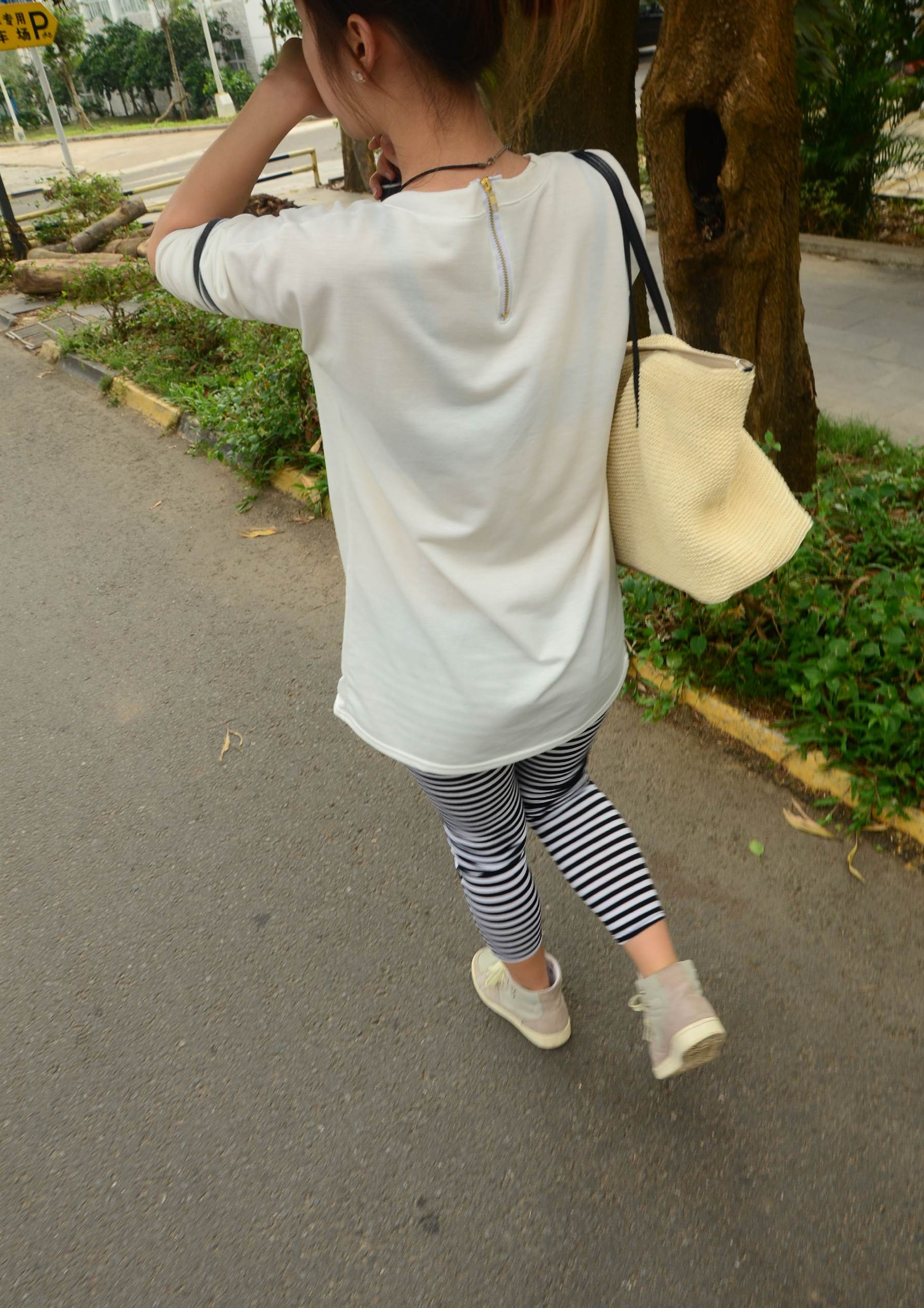 《小姐姐板鞋黄船袜》作品图