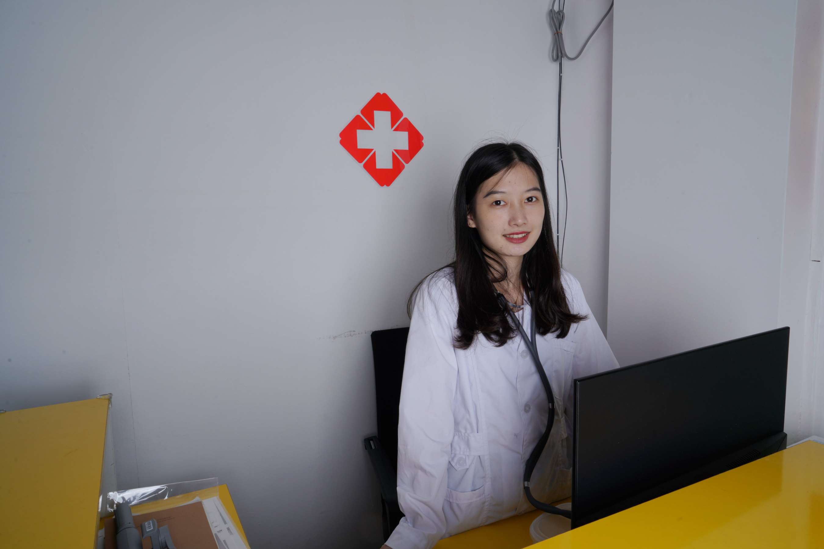 《燕玲“医生”展示36码可爱小嫩脚》作品图