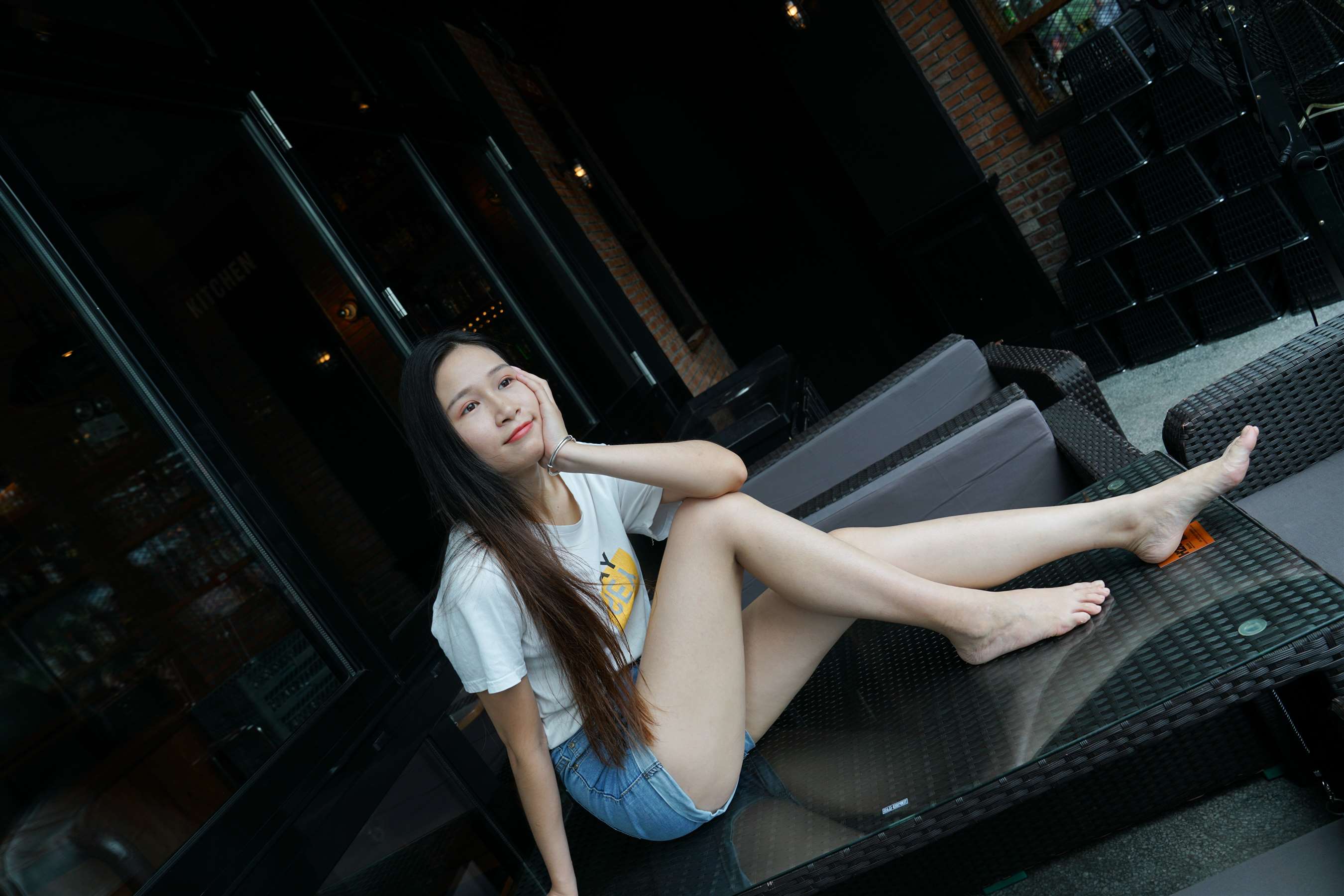 《热裤裸足》作品图