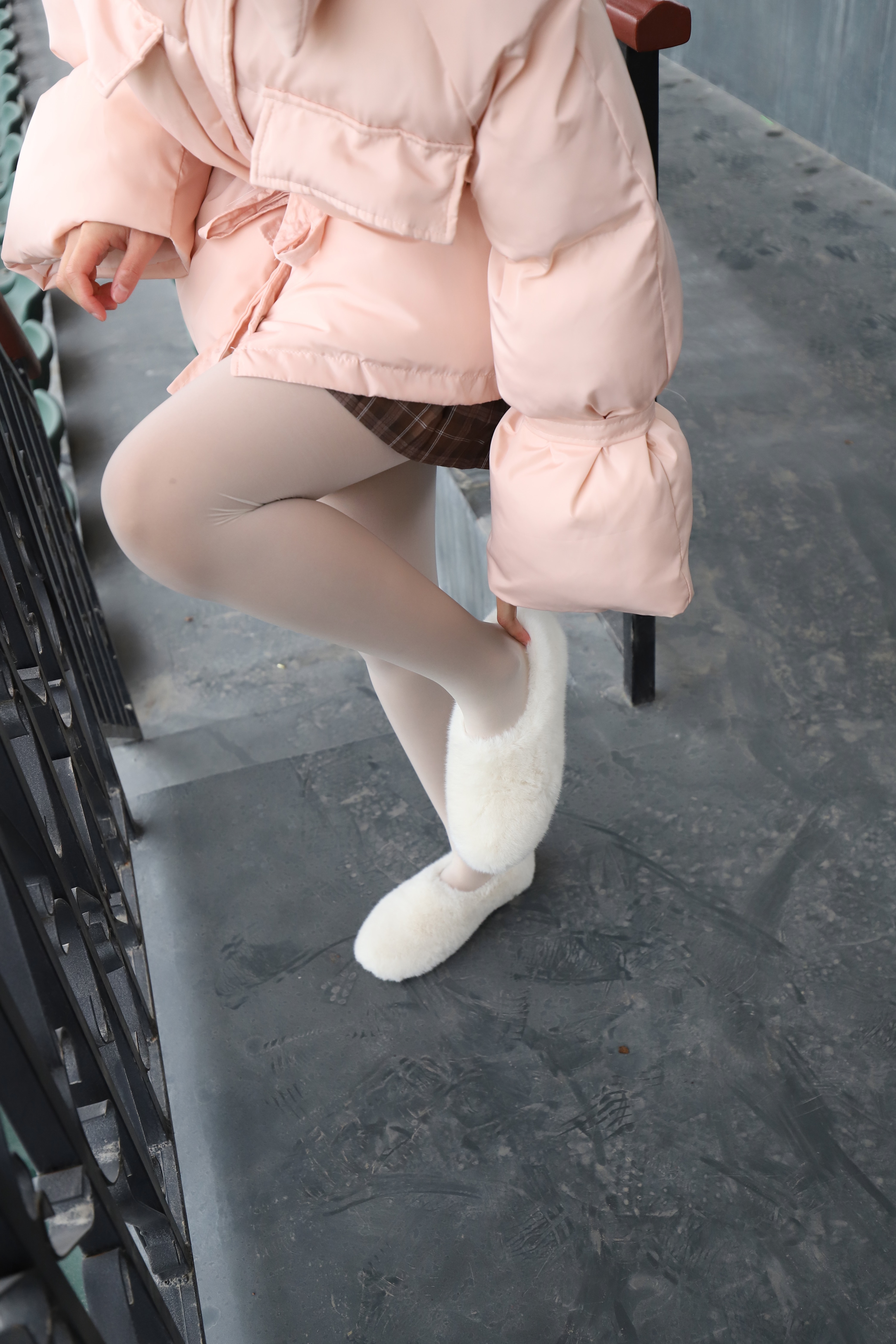 《运动场上的长白丝袜脚丫+视频一部》作品图