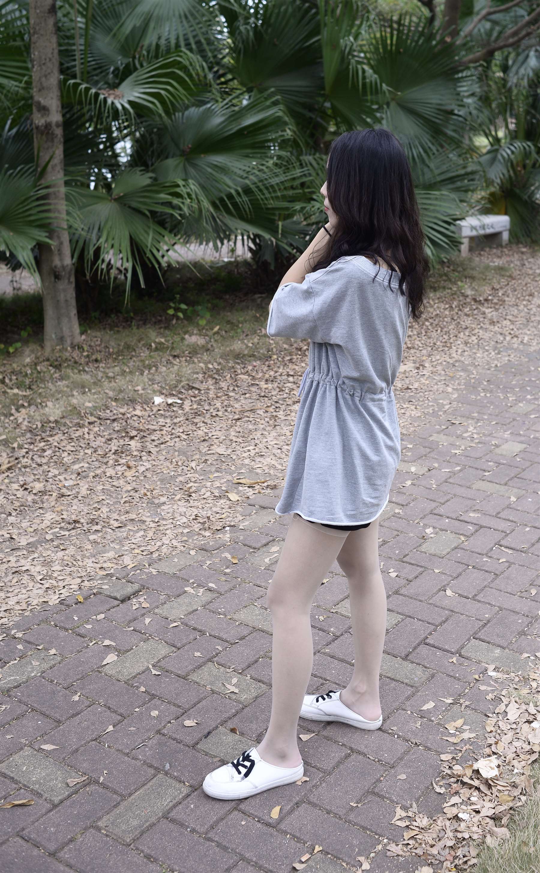 《马路边的板鞋の丝脚丫》作品图