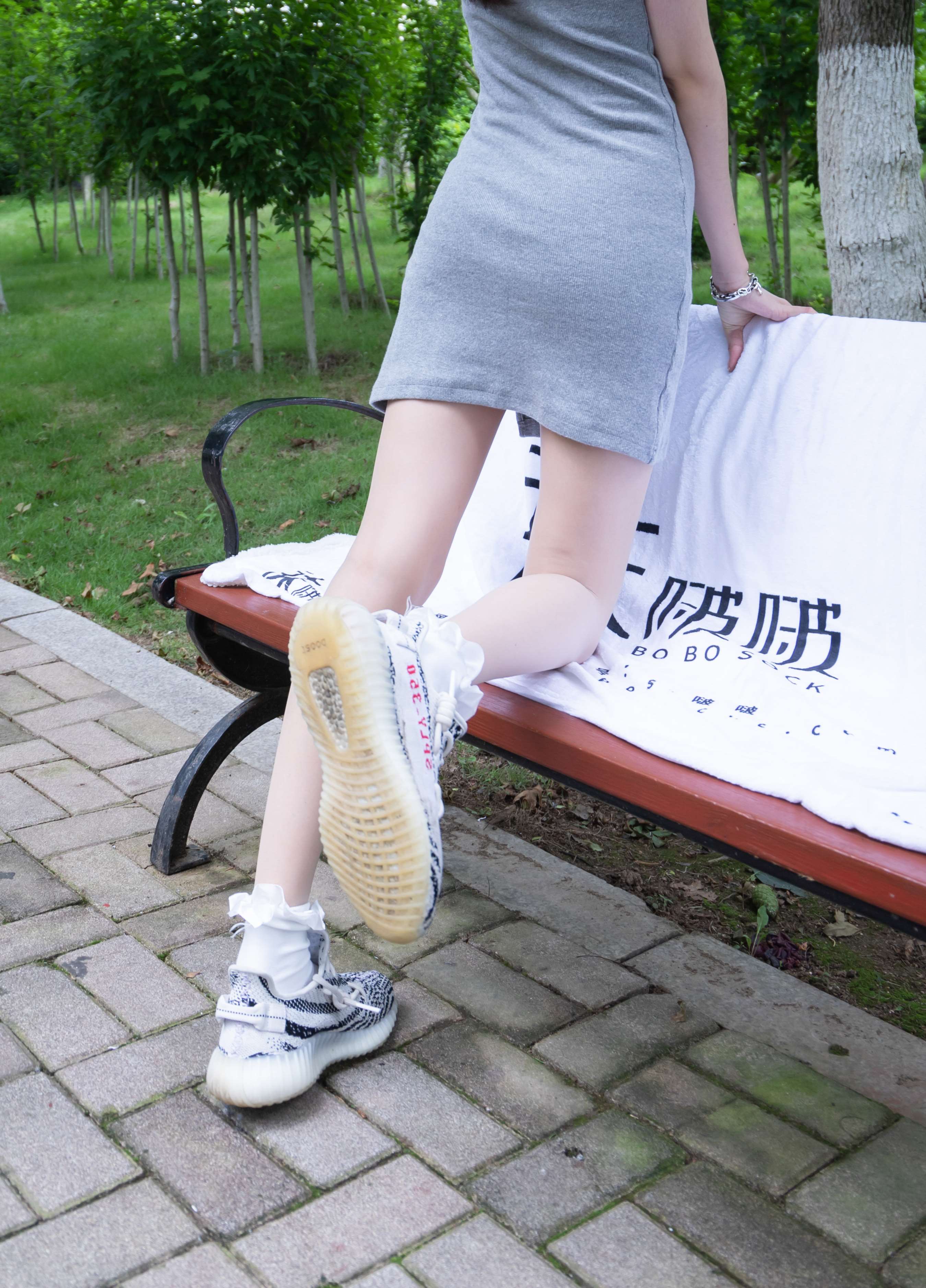 《师妹公园凳子上展脚丫》作品图