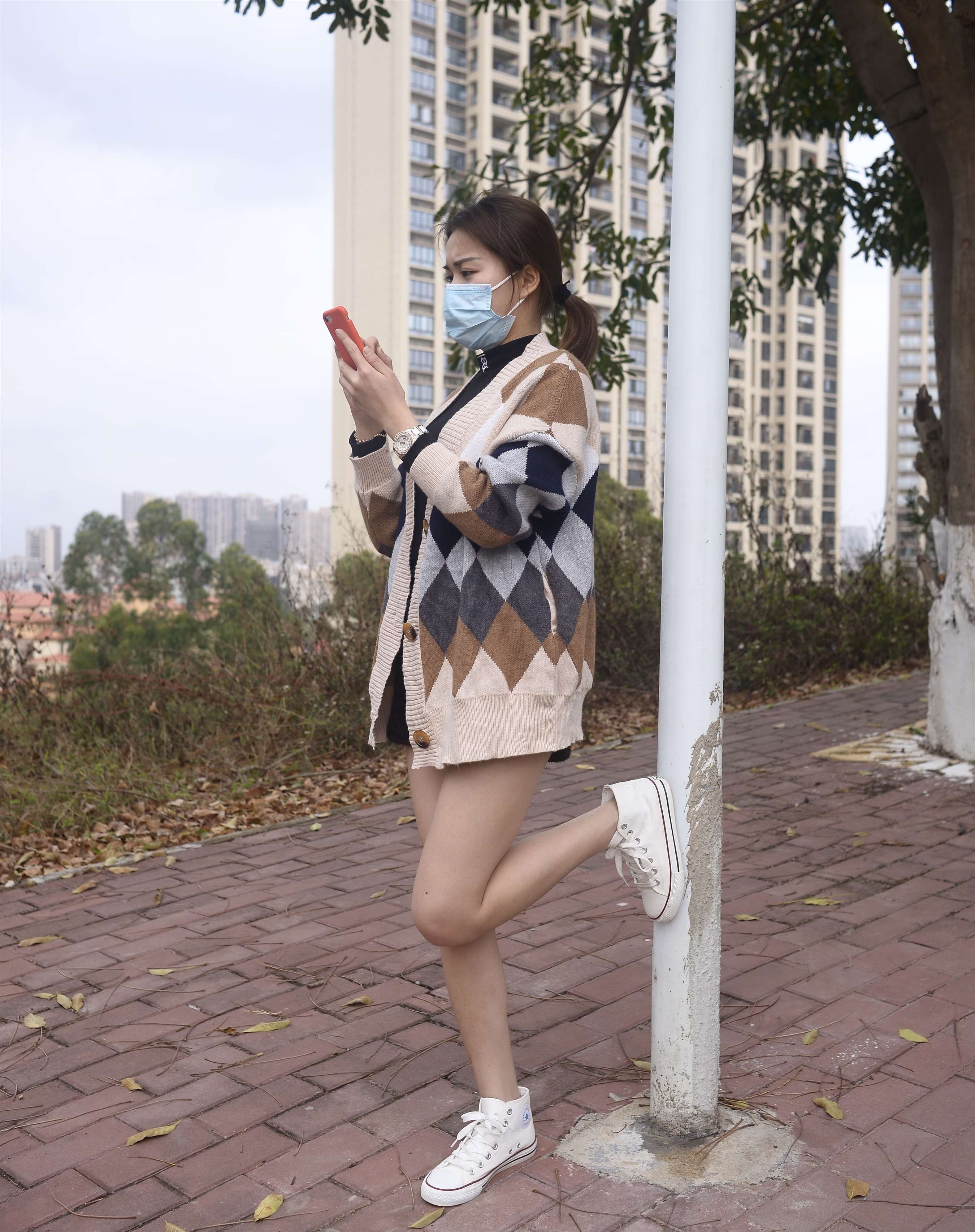 《马路边上的高帮帆布鞋の丝足【套图+视频1个】》作品图