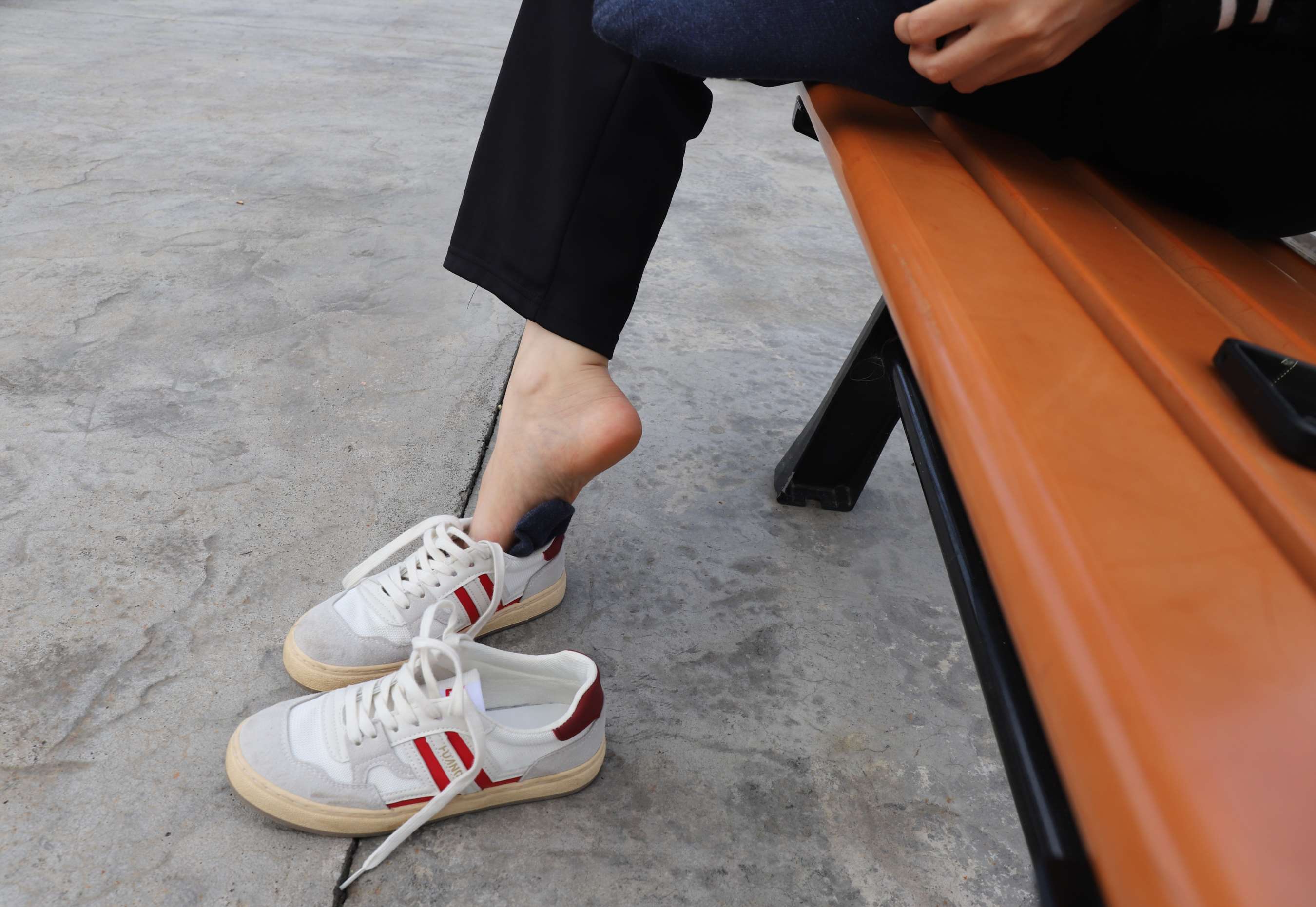 《春暖花开和小芳到户外拍摄脚丫》作品图