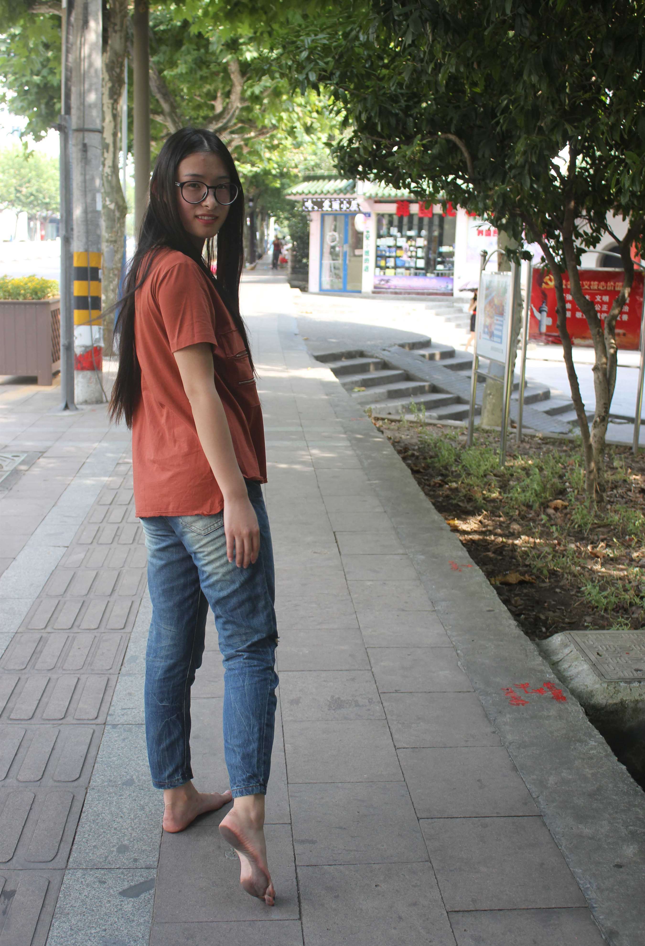 《颖儿赤脚》作品图