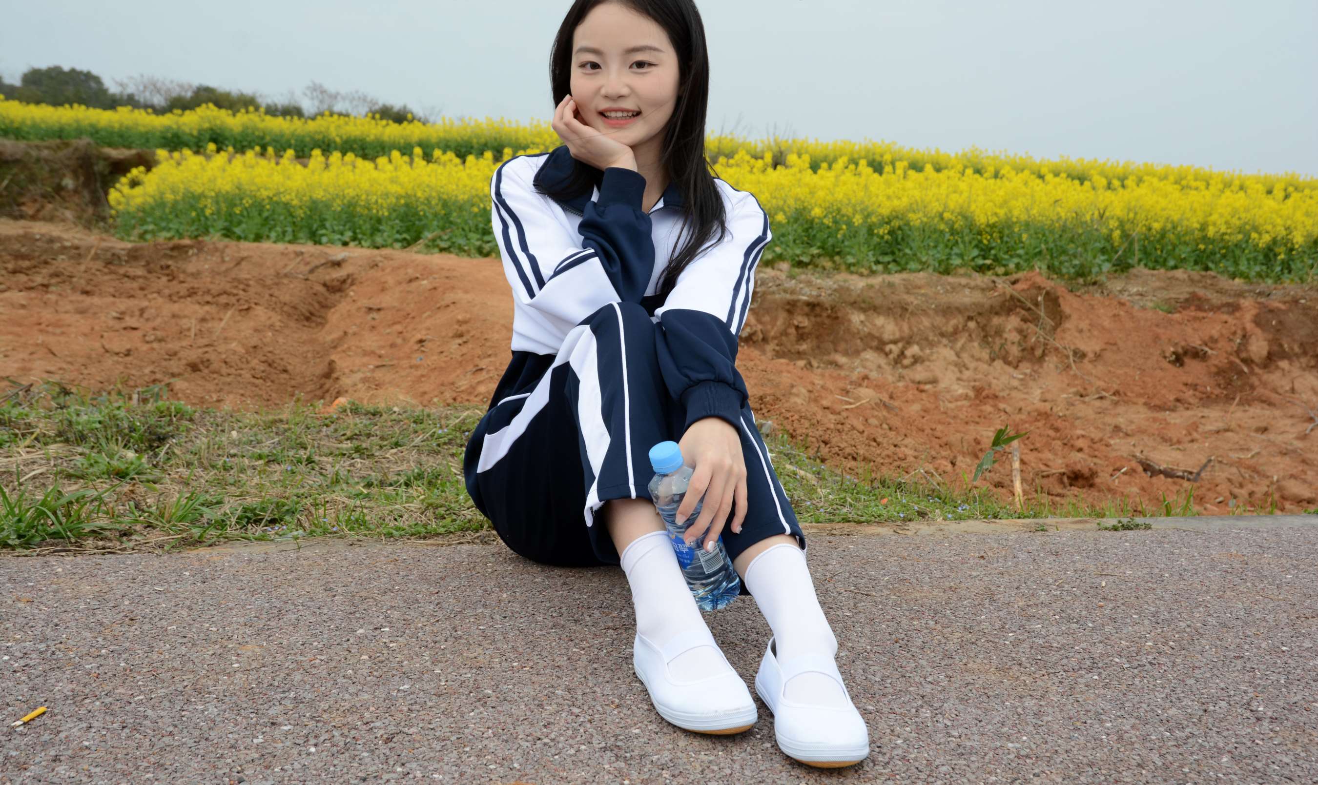 《双双 油菜花地》作品图