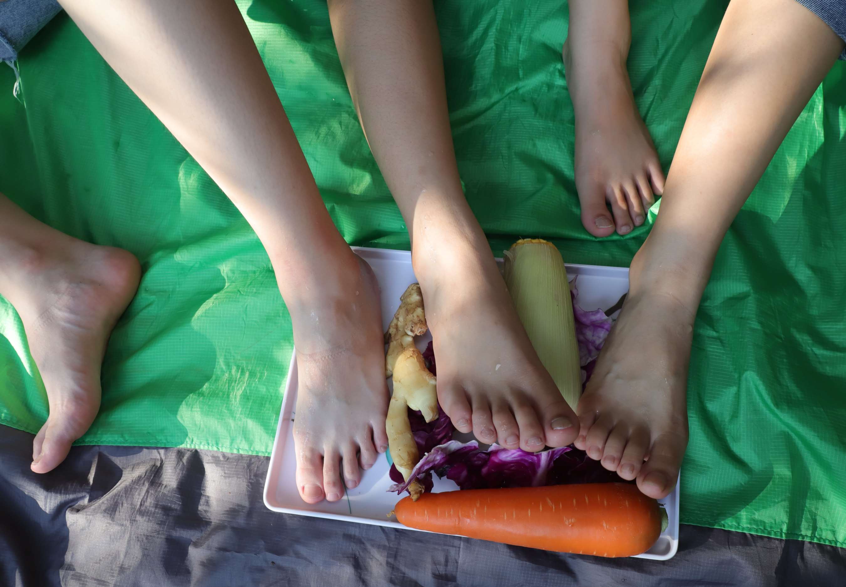 《小琪，小枫与小谊三姑娘脱下运动鞋拍食物系》作品图