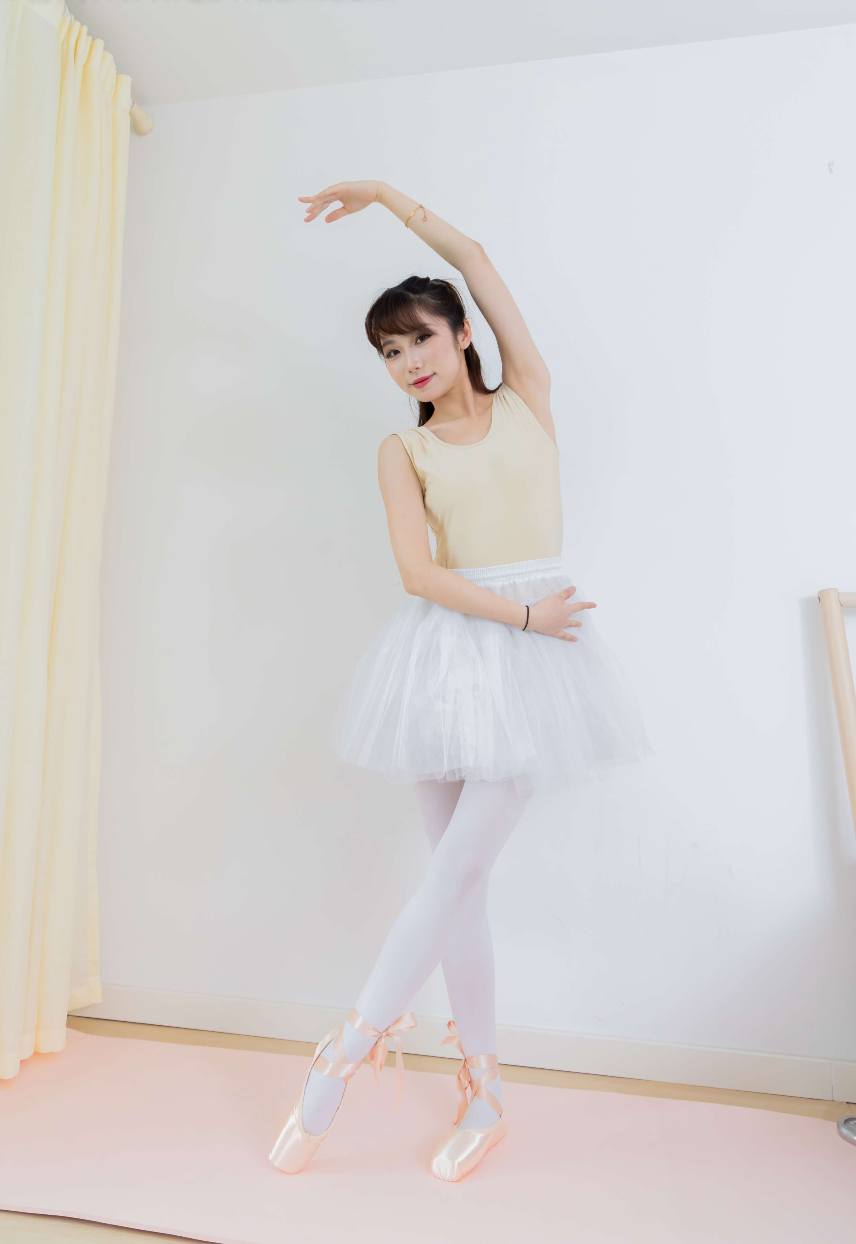 《泡泡-芭蕾鞋、厚白丝、芭蕾动作、皮筋绑脚剧情》作品图