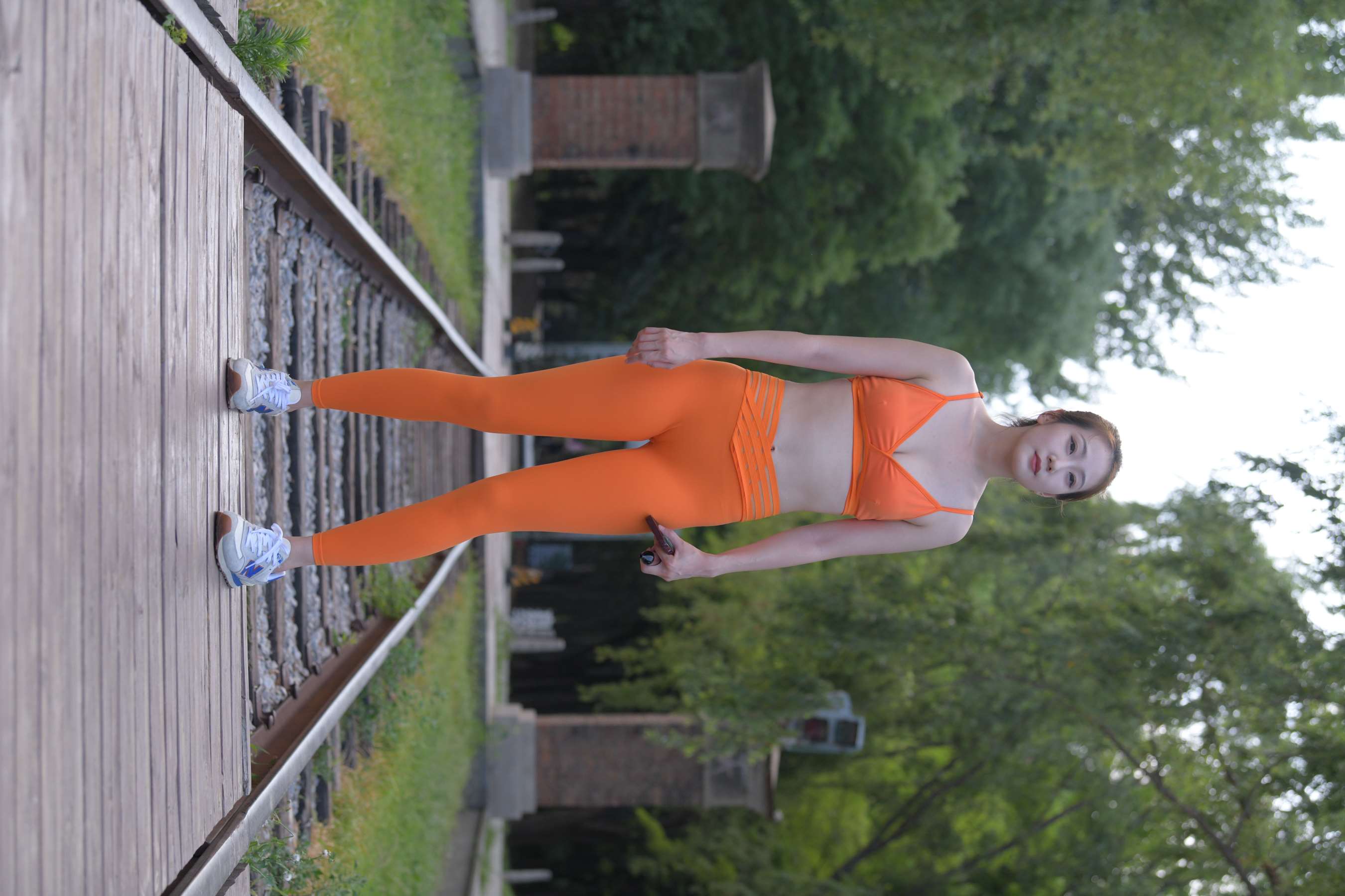 《树荫下练瑜伽》作品图