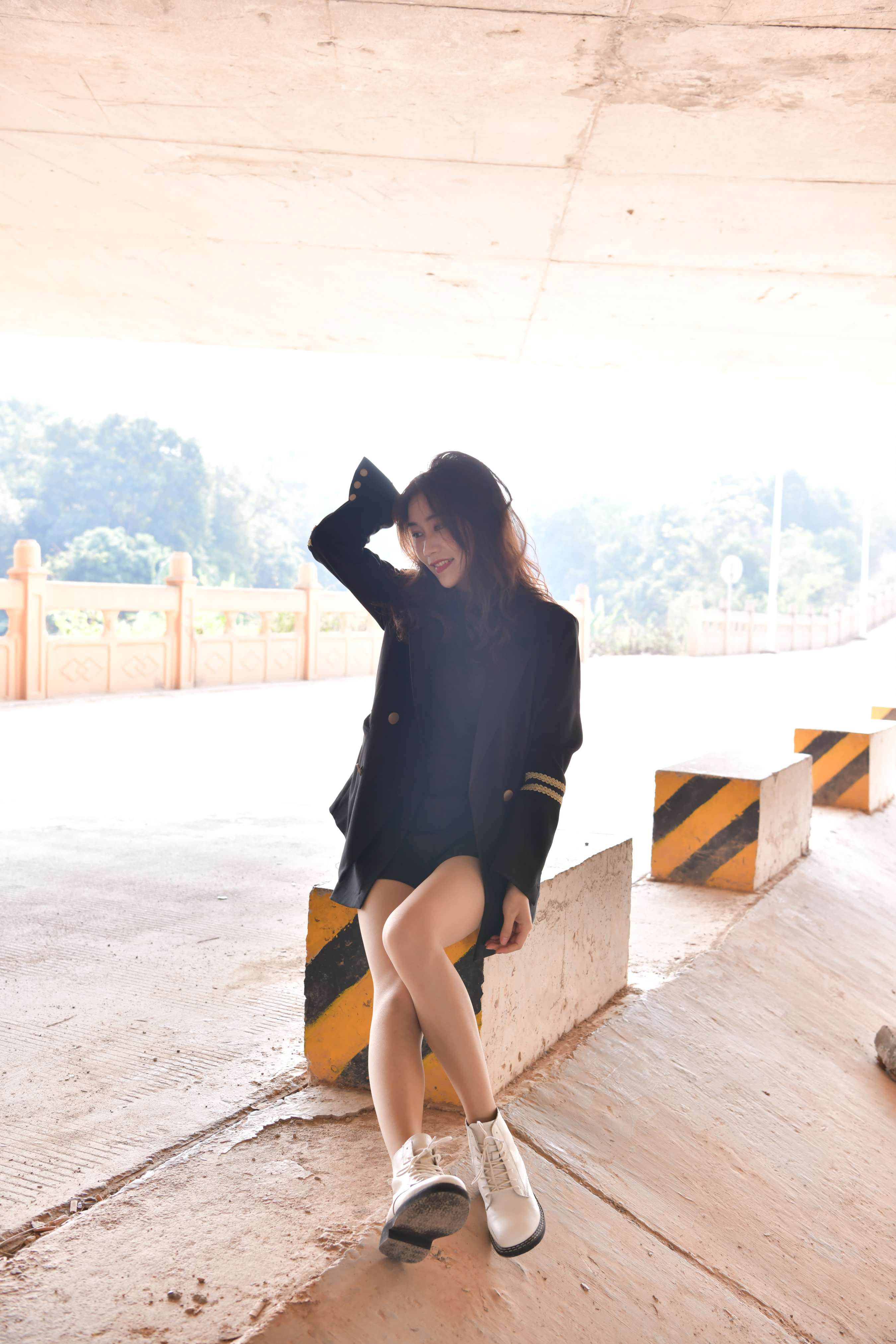 《马路边上的长腿学姐》作品图