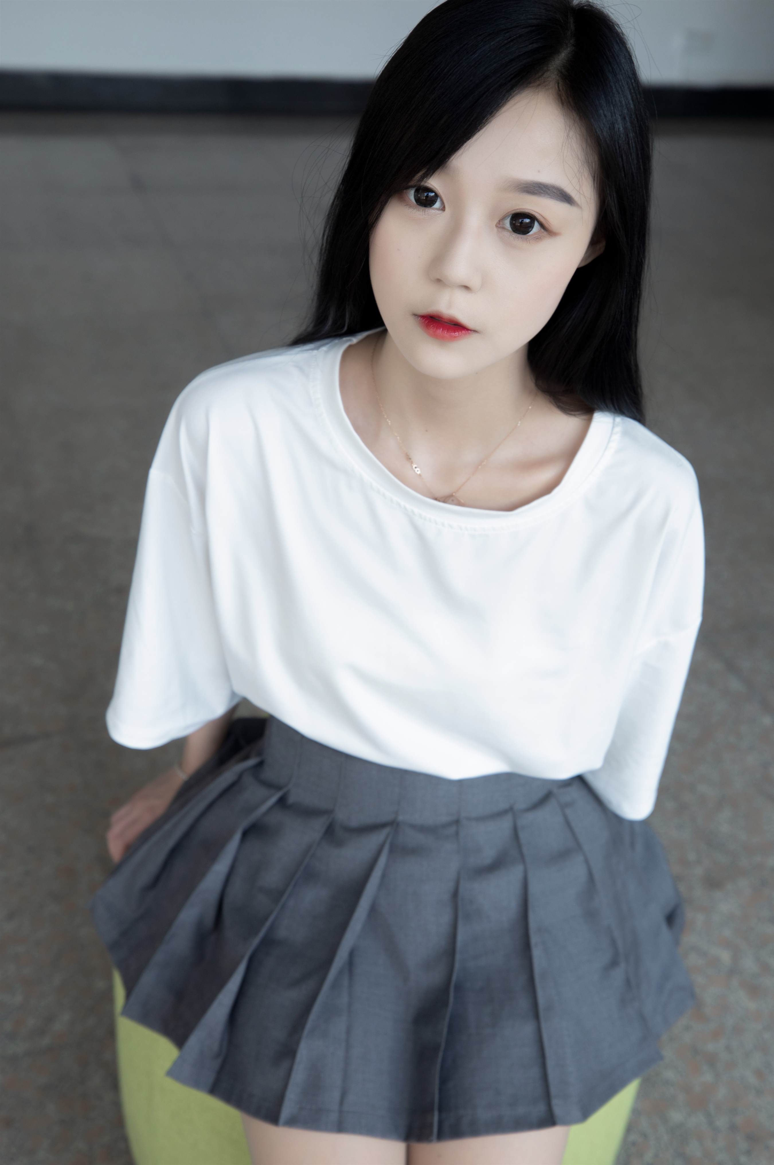 《百褶裙の丝袜脚丫》作品图