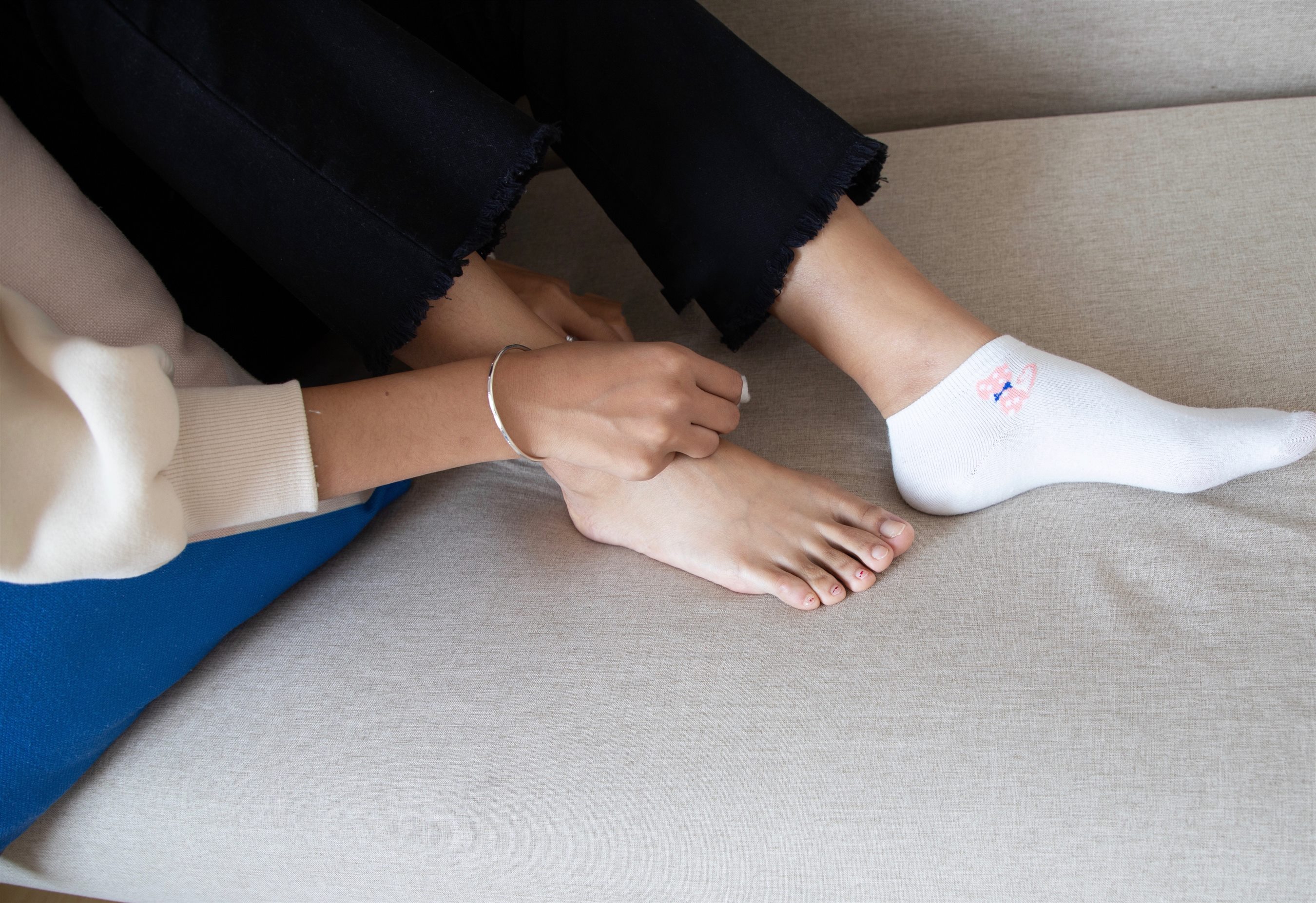 《学妹的帆布鞋の棉袜脚丫+【视频1个网盘下载】》作品图