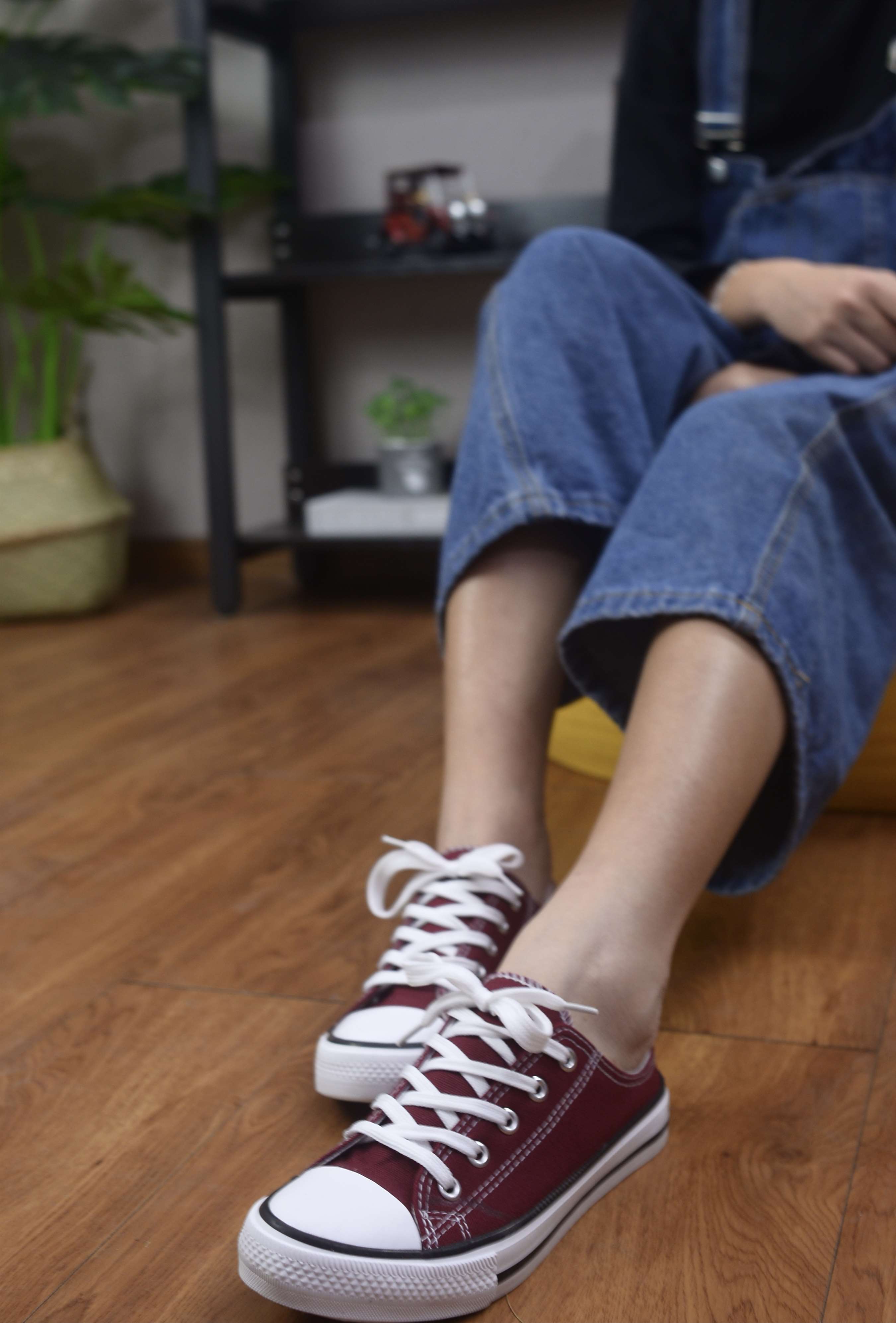 《红发少女帆布鞋の船袜脚【视频1个网盘下载】》作品图