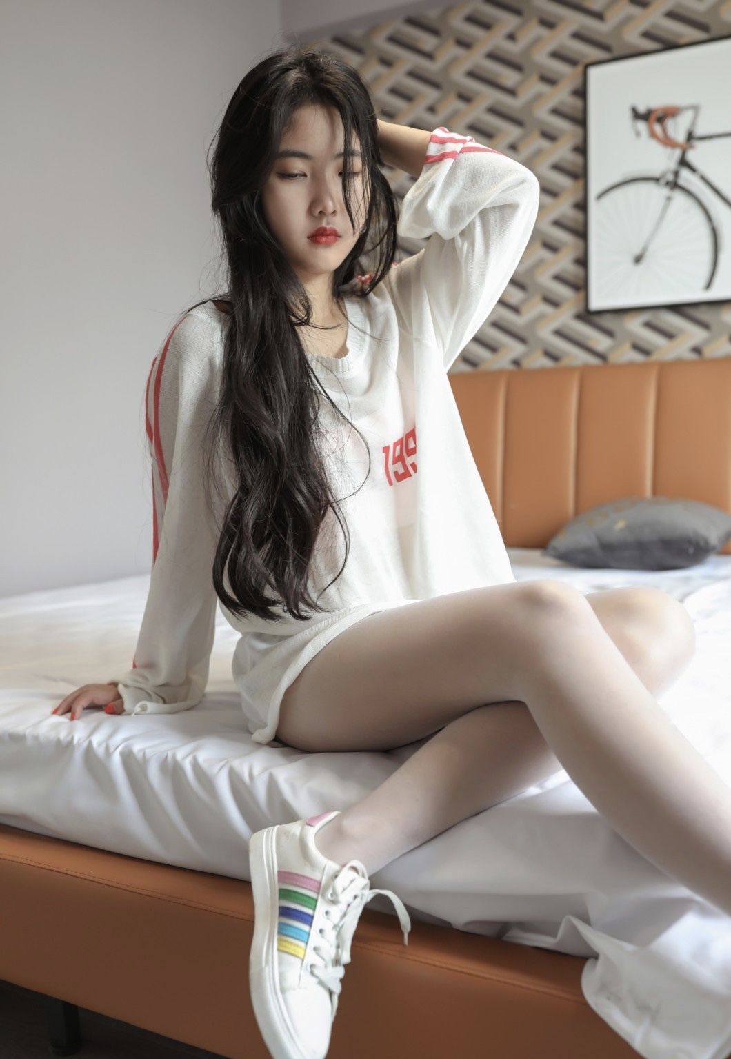 《旅馆板鞋の白丝脚丫》作品图