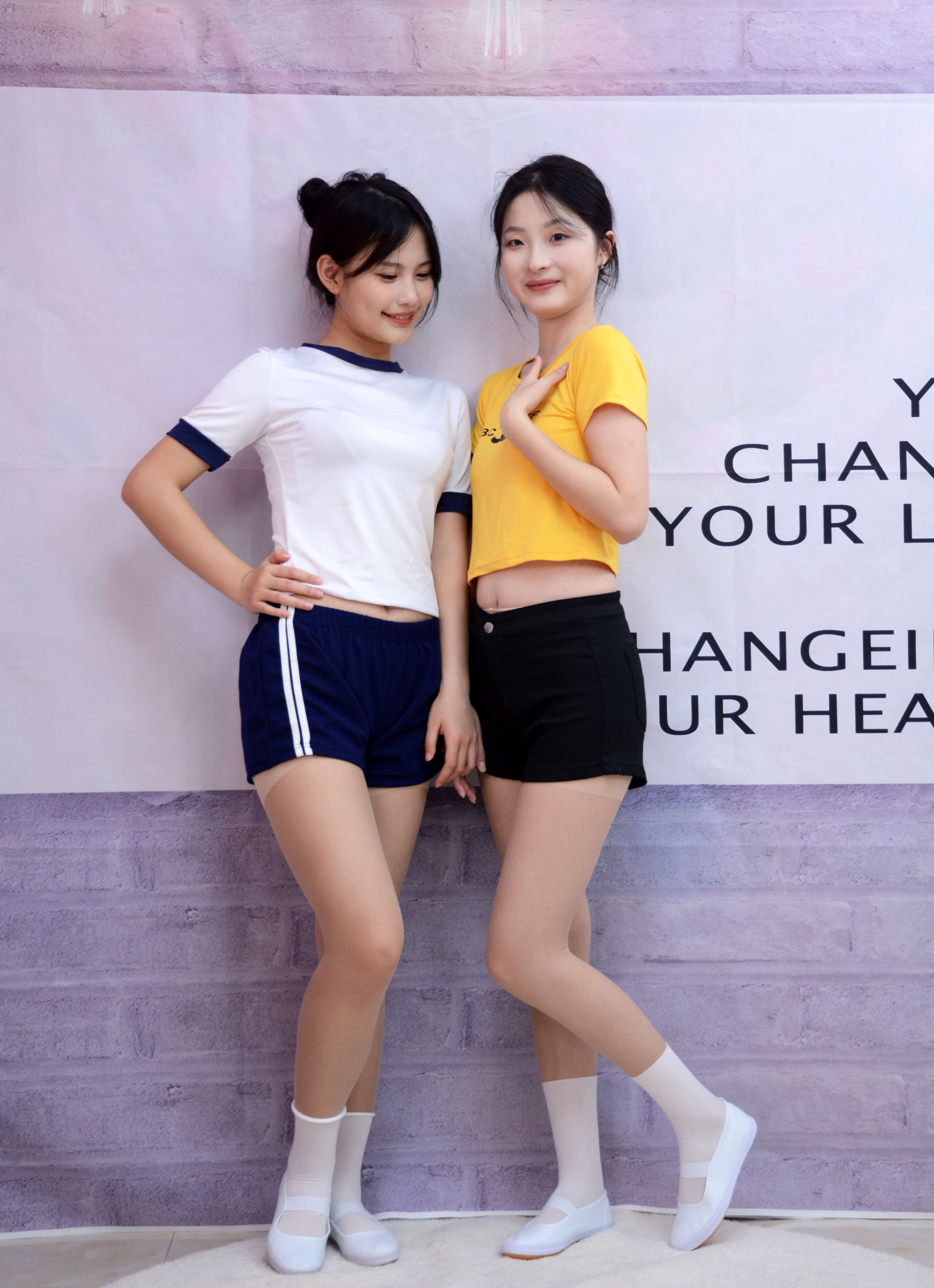 《安妮、幺幺 姐妹合影》作品图