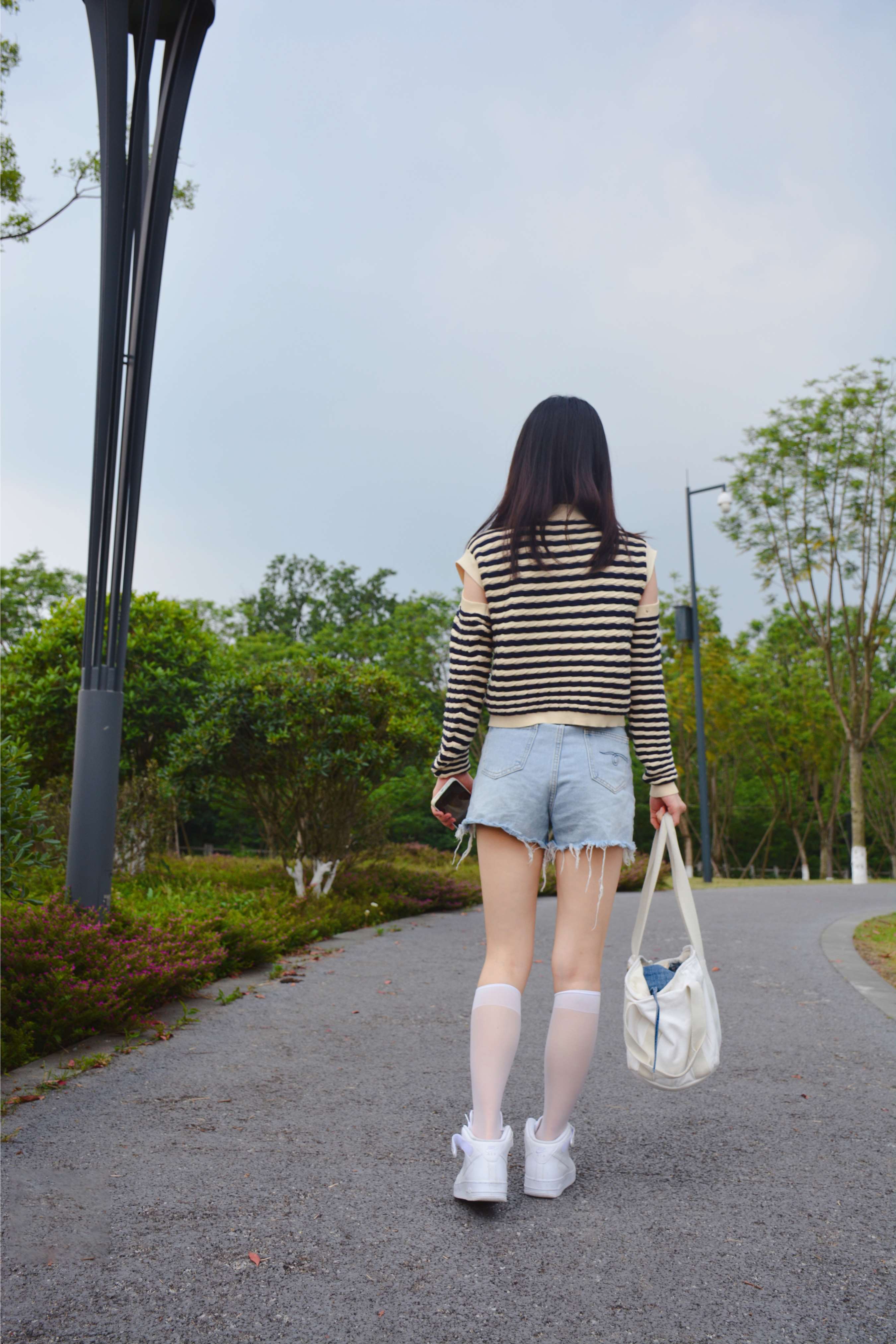 《夕阳下少女热裤の白丝脚丫》作品图