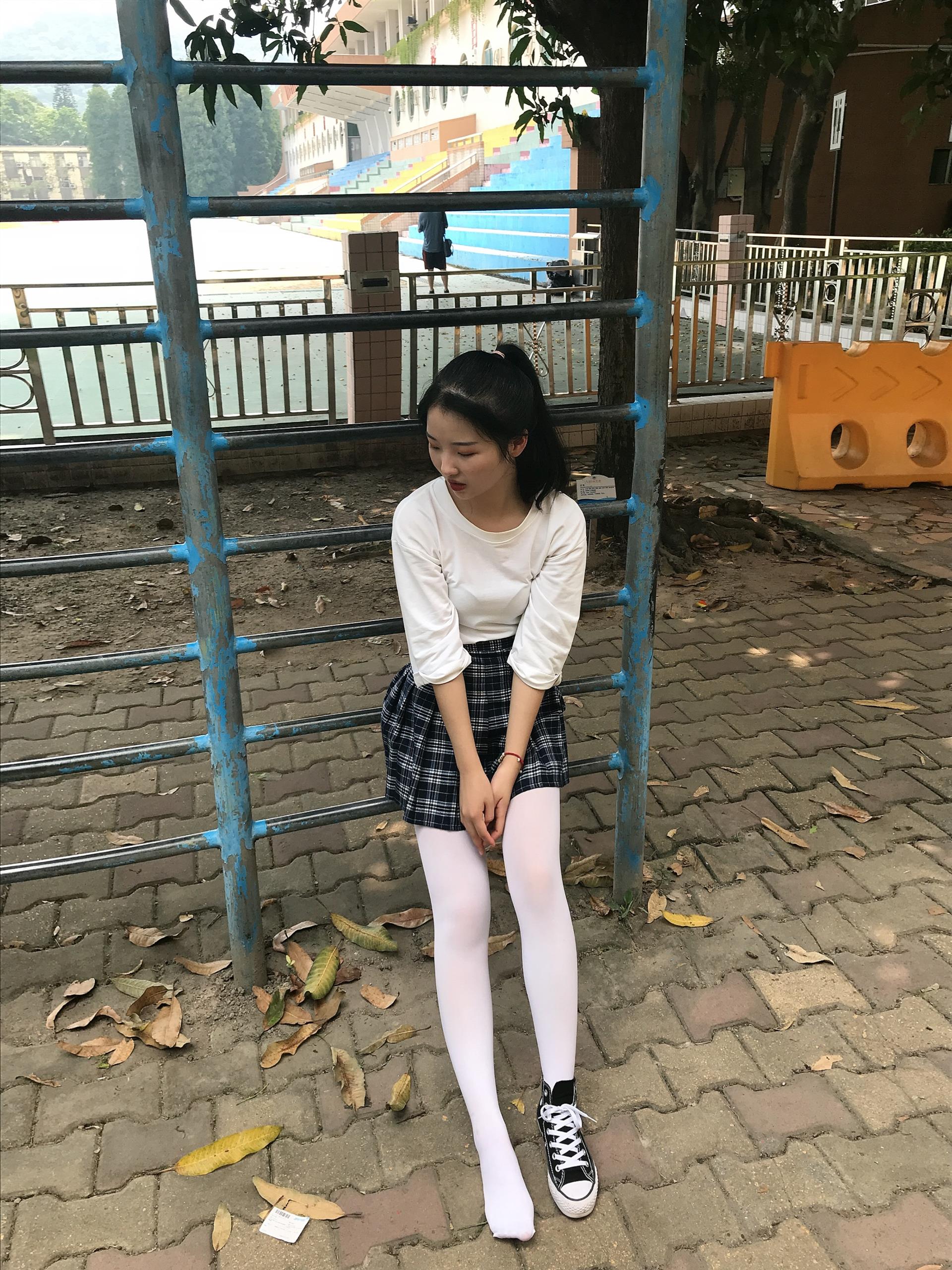 《操场帆布鞋の丝袜脚丫》作品图