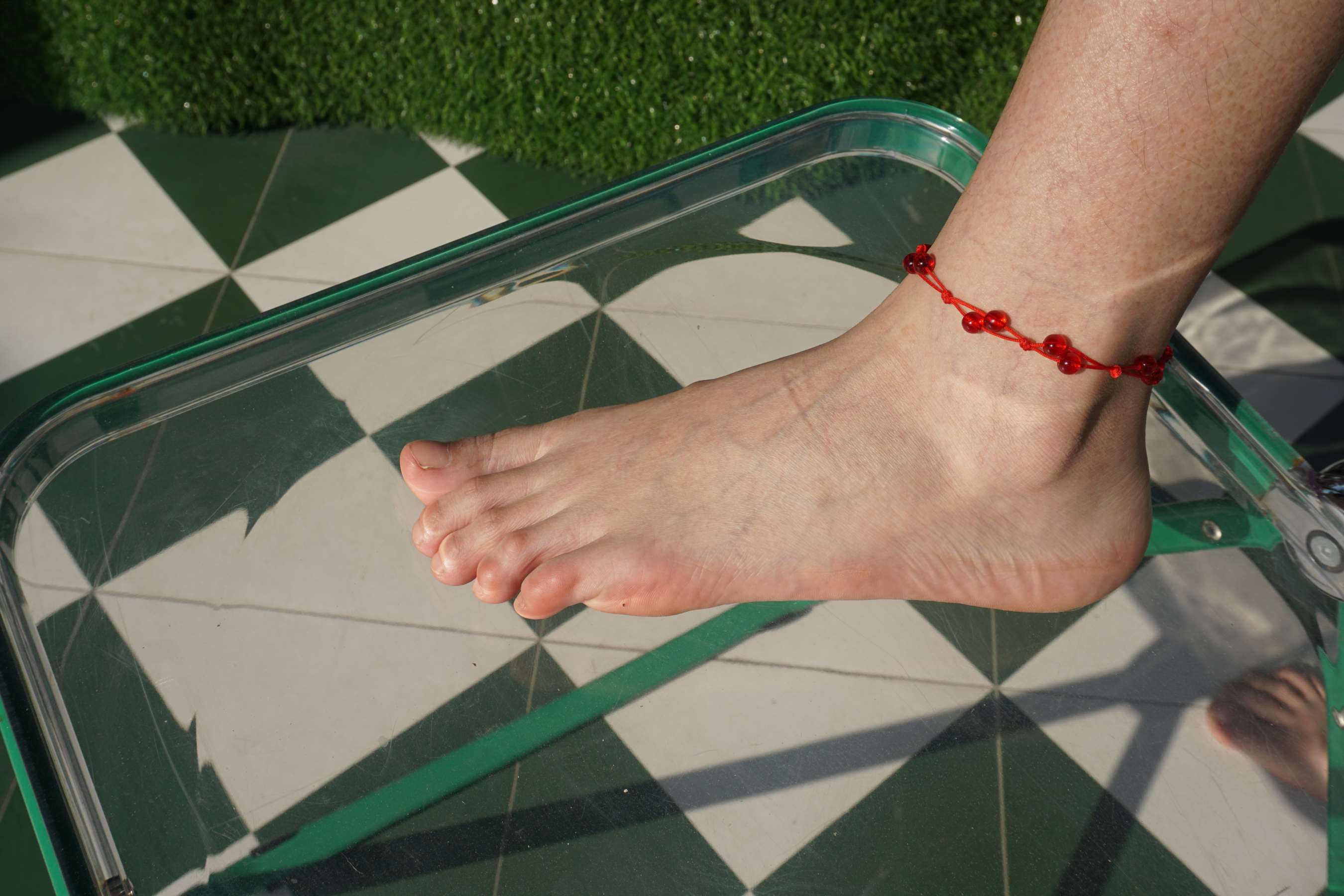 《莹莹少女赤脚游玩创意产业园》作品图