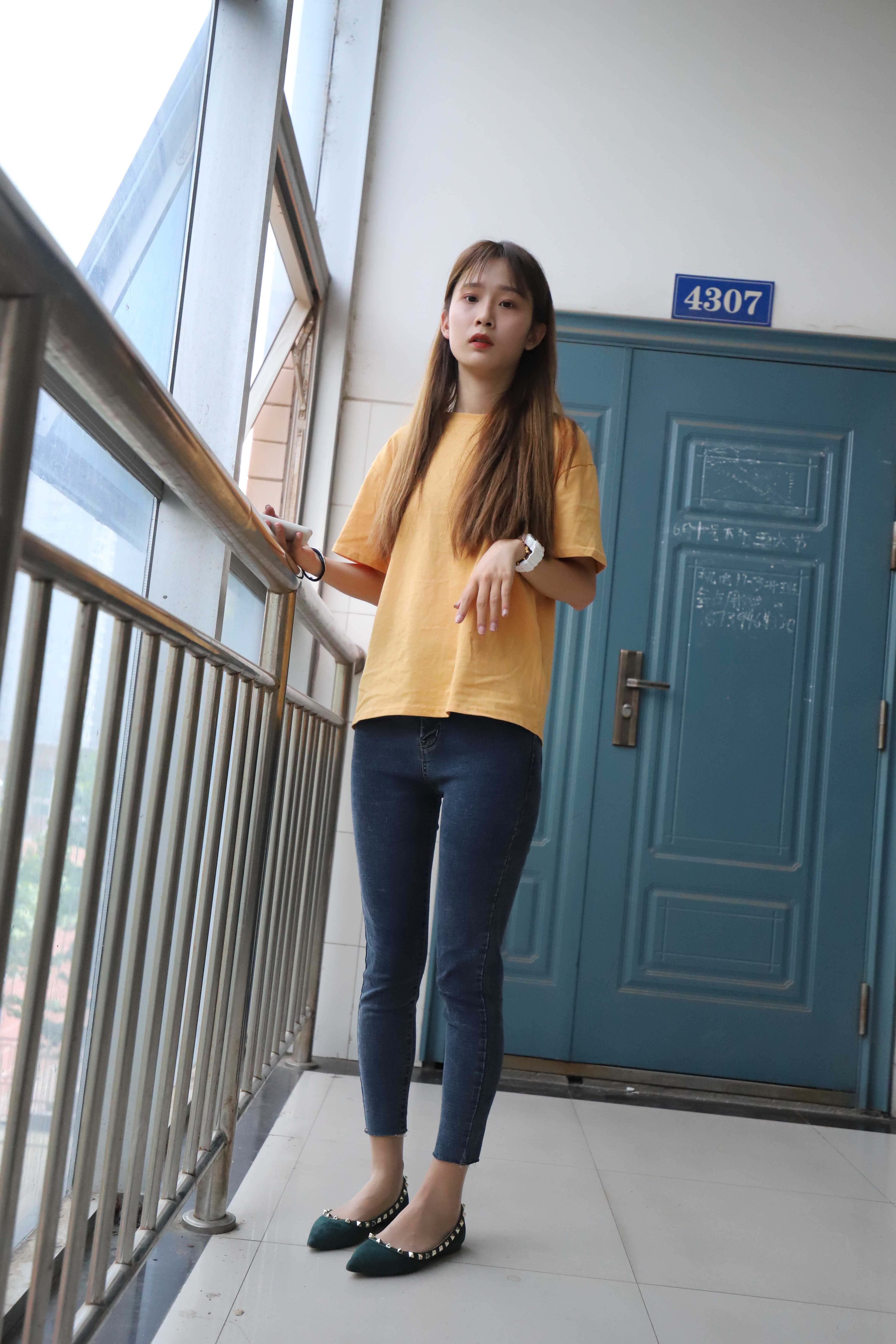 《学妹裤里丝脚丫》作品图