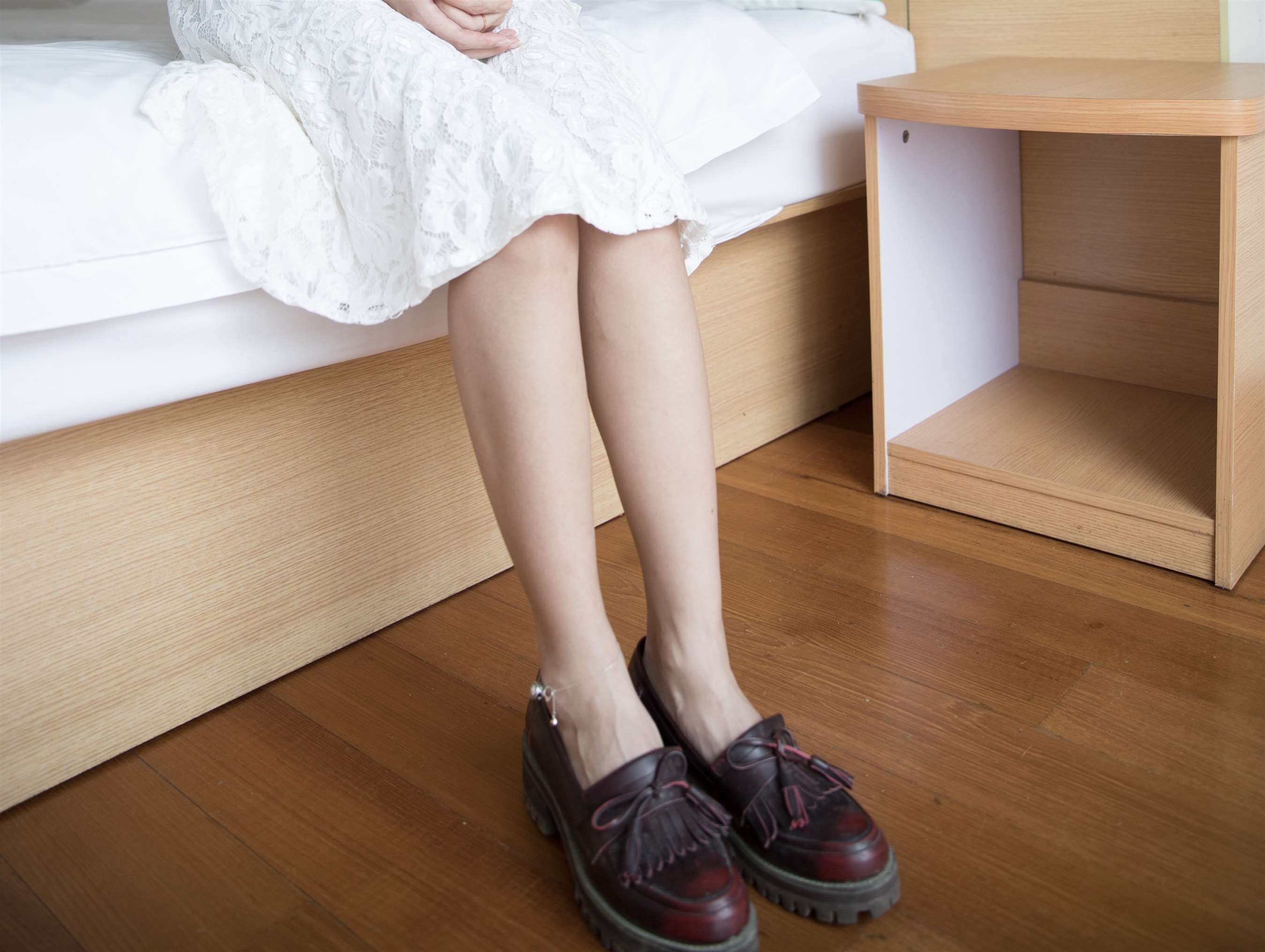 《白色吊带裙の棉袜脚【套图+视频】》作品图