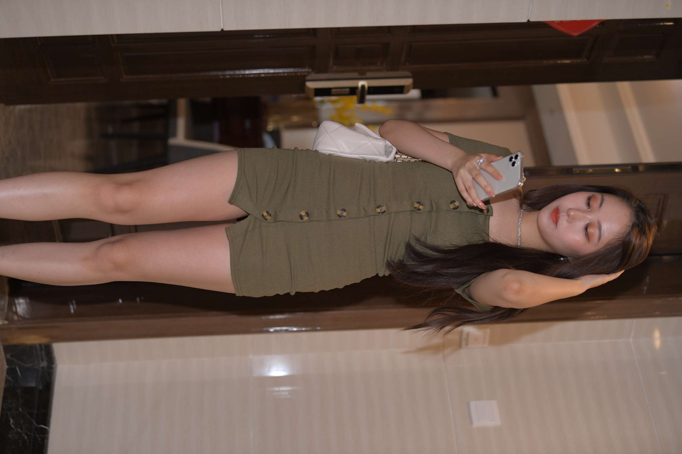 《少女短高跟赤足》作品图