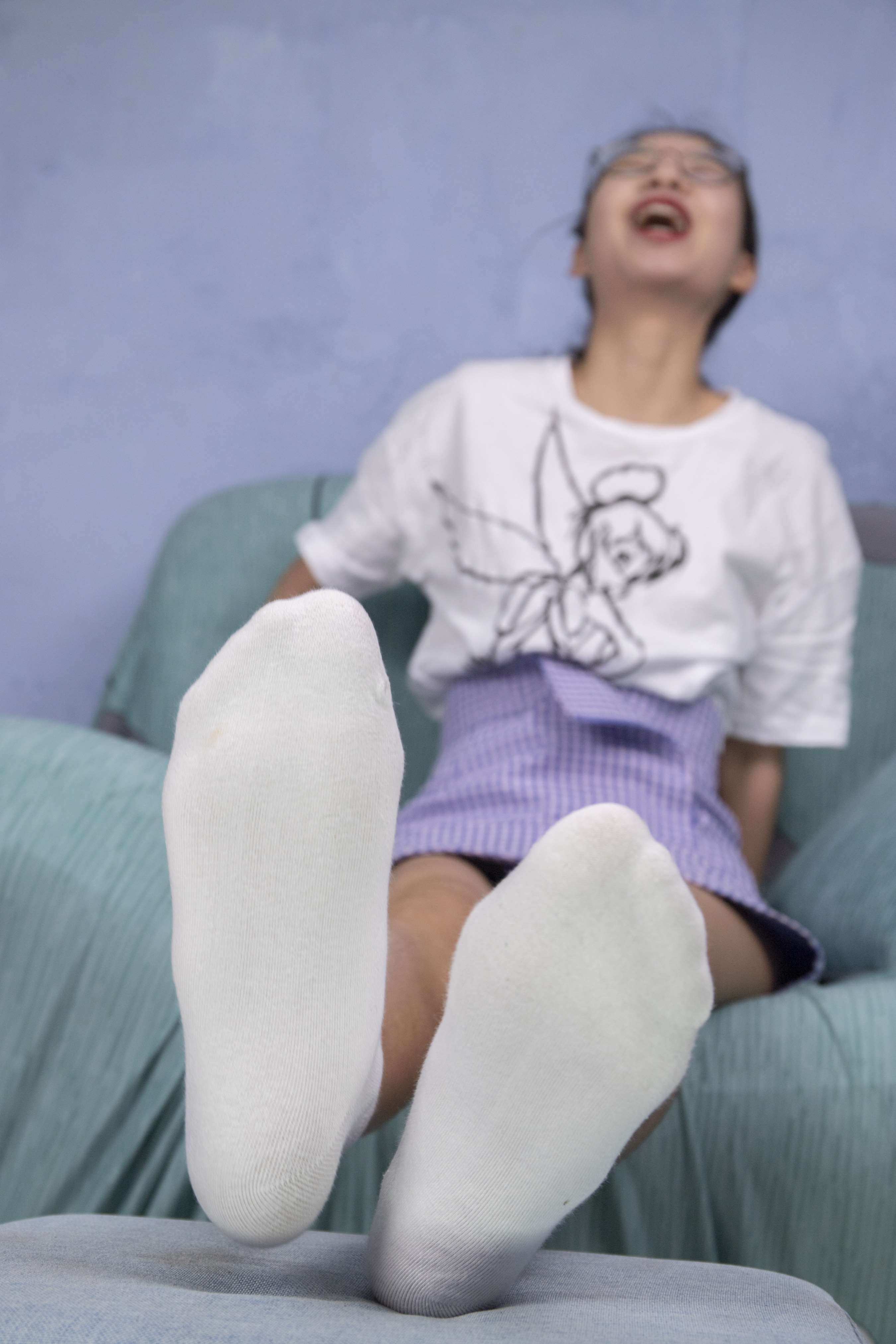 《婵婵脱掉鞋子棉袜秀性感原味美脚量脚》作品图