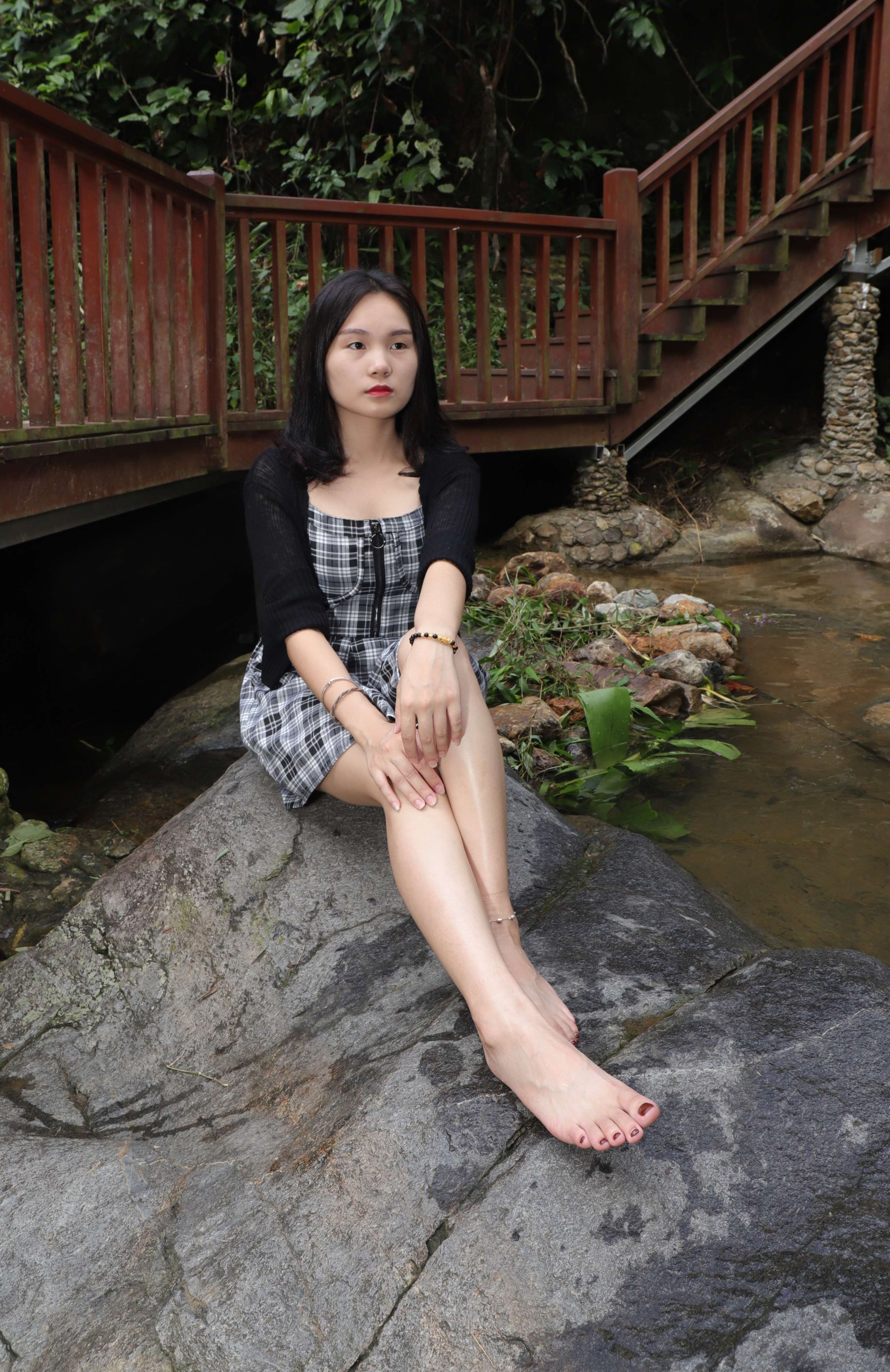 《彩铃山林深处展脚丫》作品图