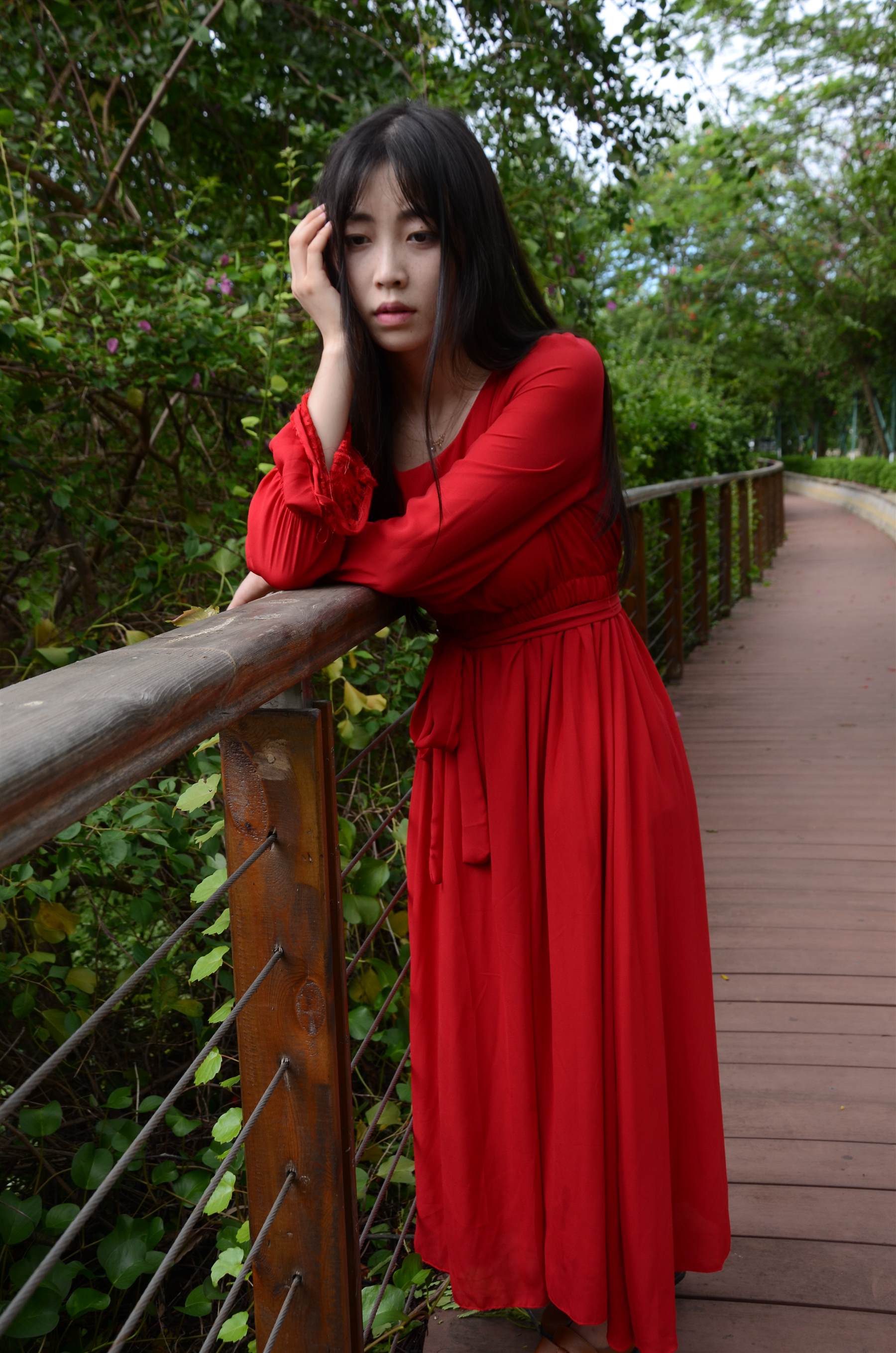 《红裙少女公园踏青》作品图