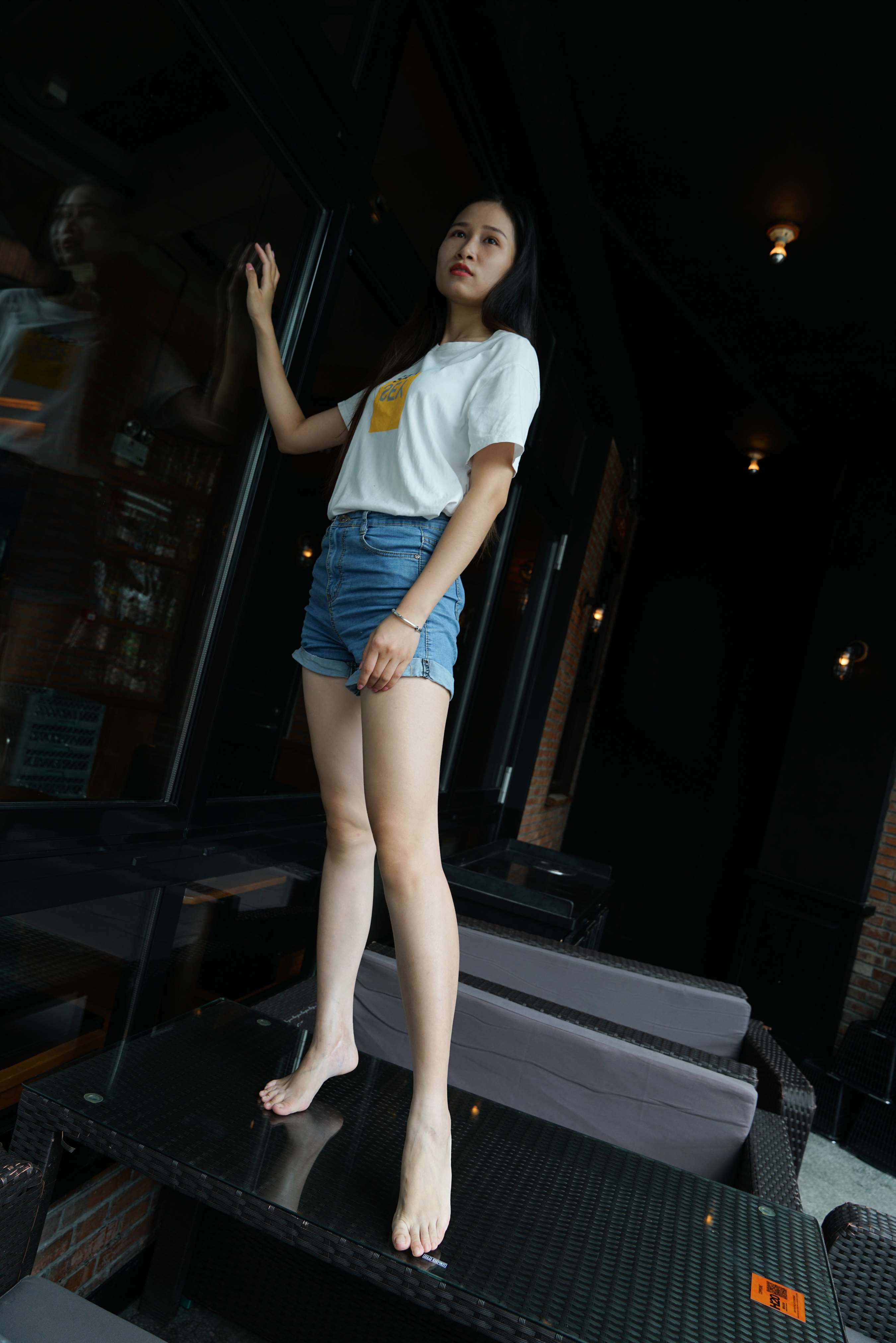 《热裤裸足》作品图