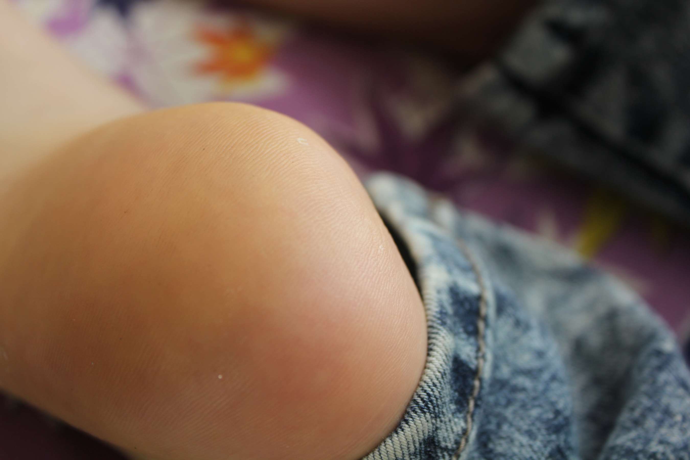 《玮玮同学的脚掌如此白皙！》作品图