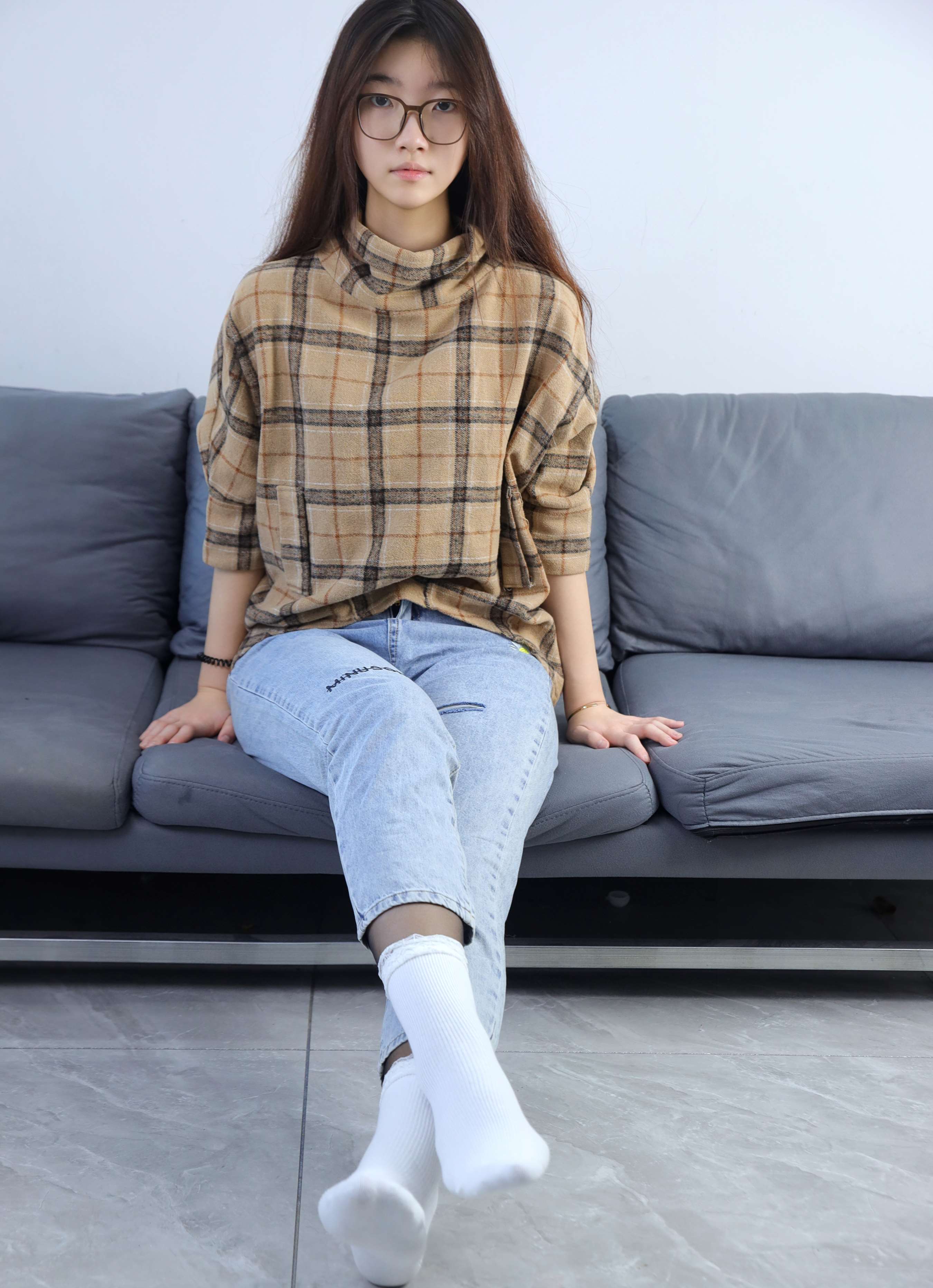 《阿悦牛仔裤裤里丝，白袜套黑丝》作品图